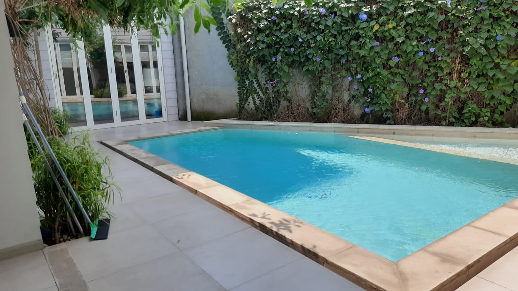 Rumah Keren Dengan Swimming Pool Dekat Bexchange Mall Harga Bagus Di Sawah Baru Ciputat.