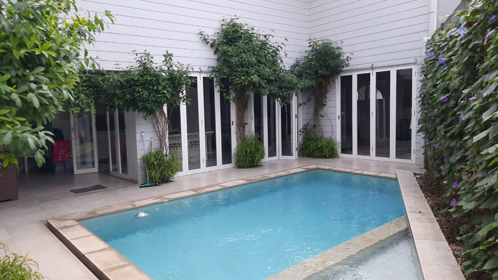 Rumah Keren Dengan Swimming Pool Dekat Bexchange Mall Harga Bagus Di Sawah Baru Ciputat.