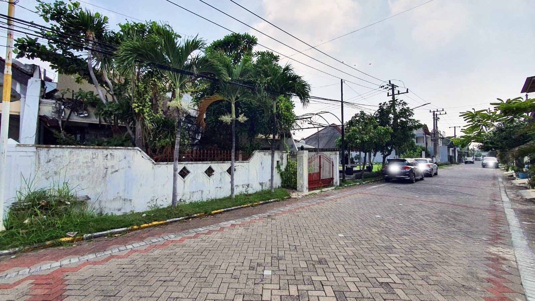 Rumah di Nirwana Eksekutif Surabaya Timur, Luas  220 m2, Hadap Selatan, HITUNG TANAH !!!