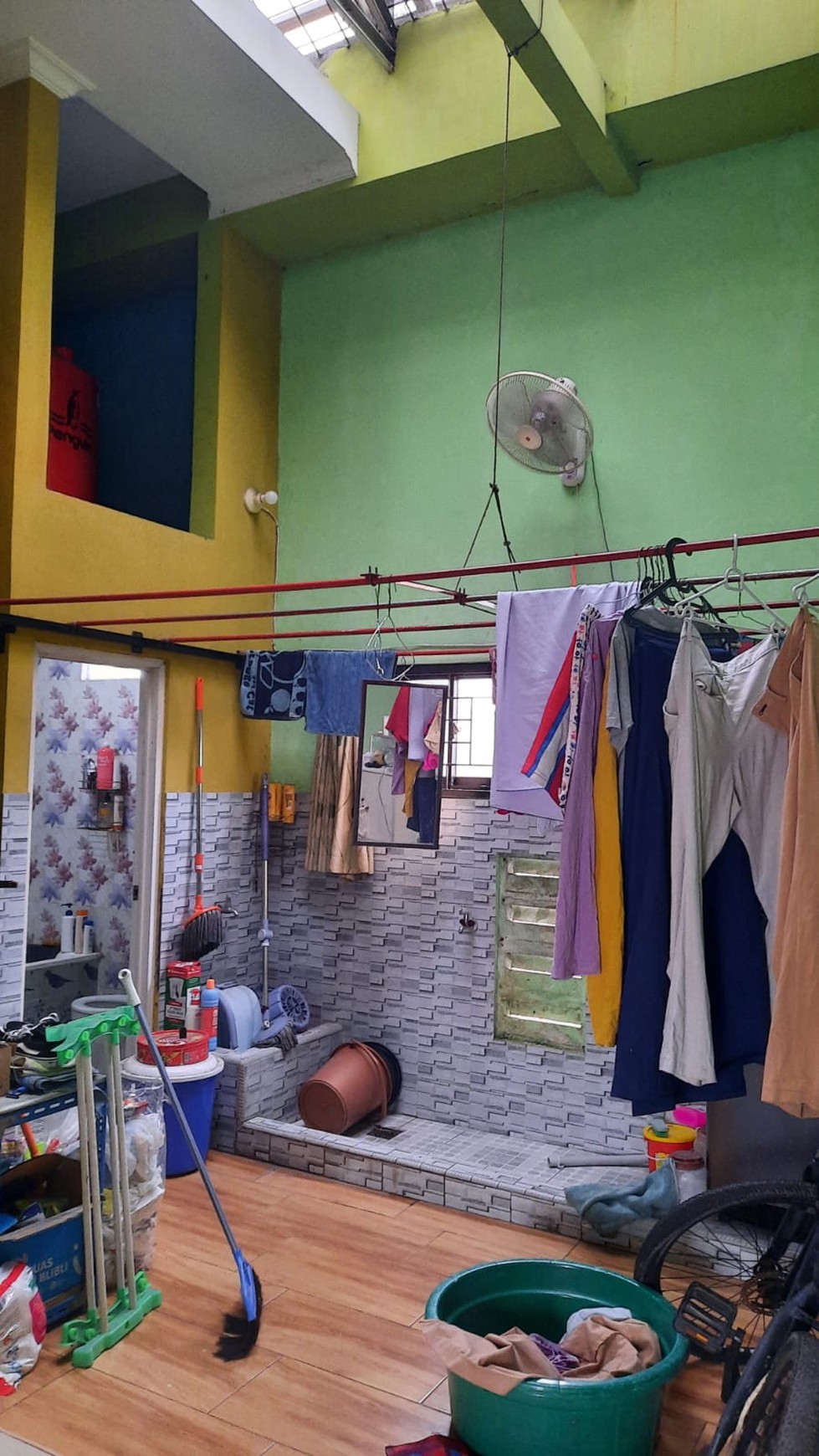 RUMAH DUA LANTAI DENGAN KAMAR TIDUR MEZANIN DI LOKASI STRATEGIS LIPPO CIKARANG