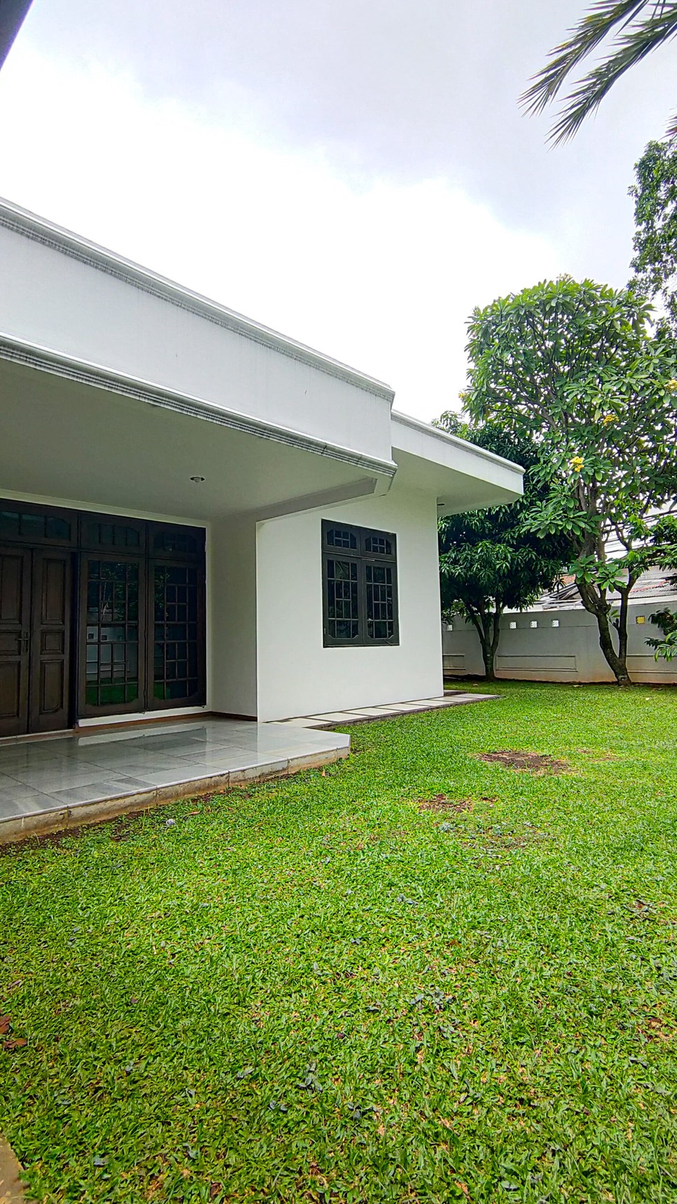 Rumah tinggal posisi hoek terawat dan rapi di Jl Gaharu Cipete, Cilandak, Jakarta Selatan 