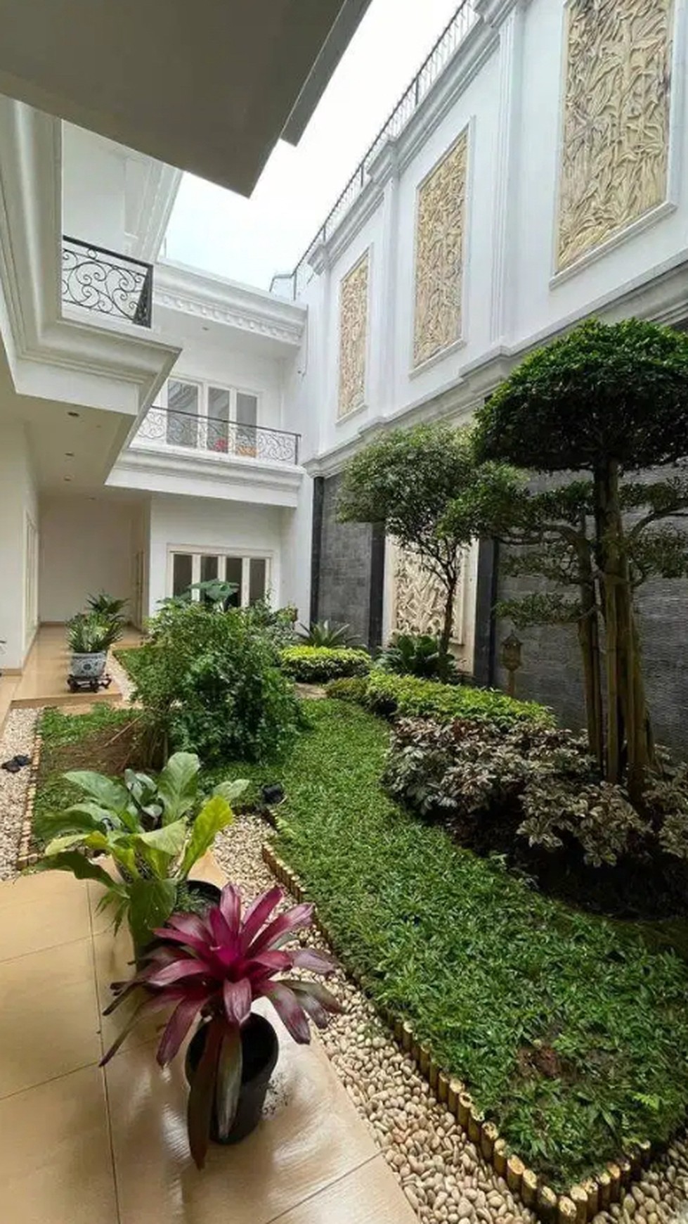 Rumah Mewah dan Luas  di Perumahan Tirta Golf Serpong 