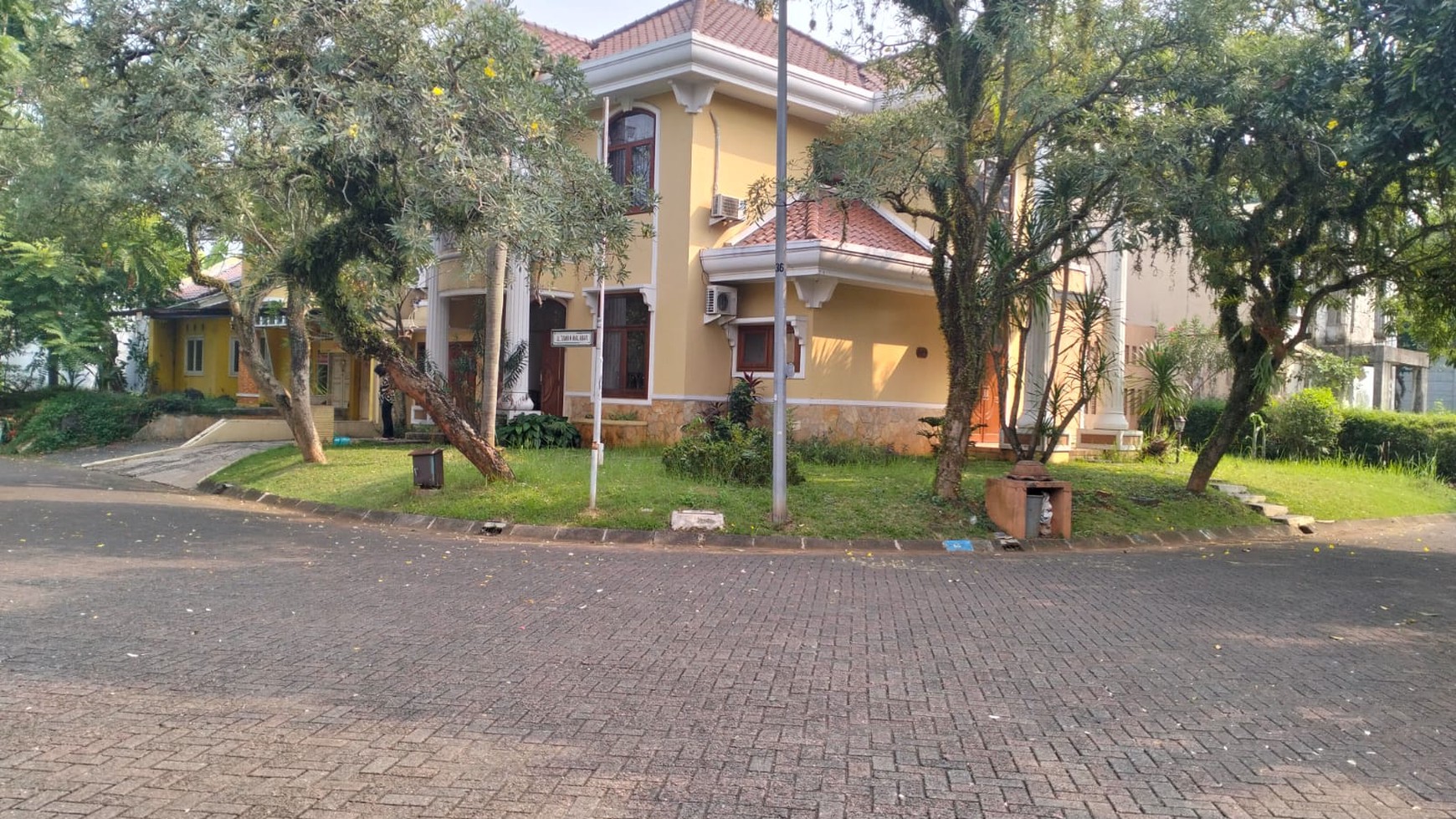 RUMAH CANTIK & LETAK BAGUS  DI TAMAN GIRI LOKA BSD (HOOK)