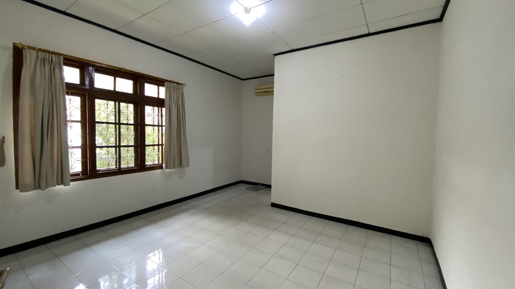 Rumah siap huni di wilayah kebayoran baru, cocok untuk kantor atau klinik kecantikan