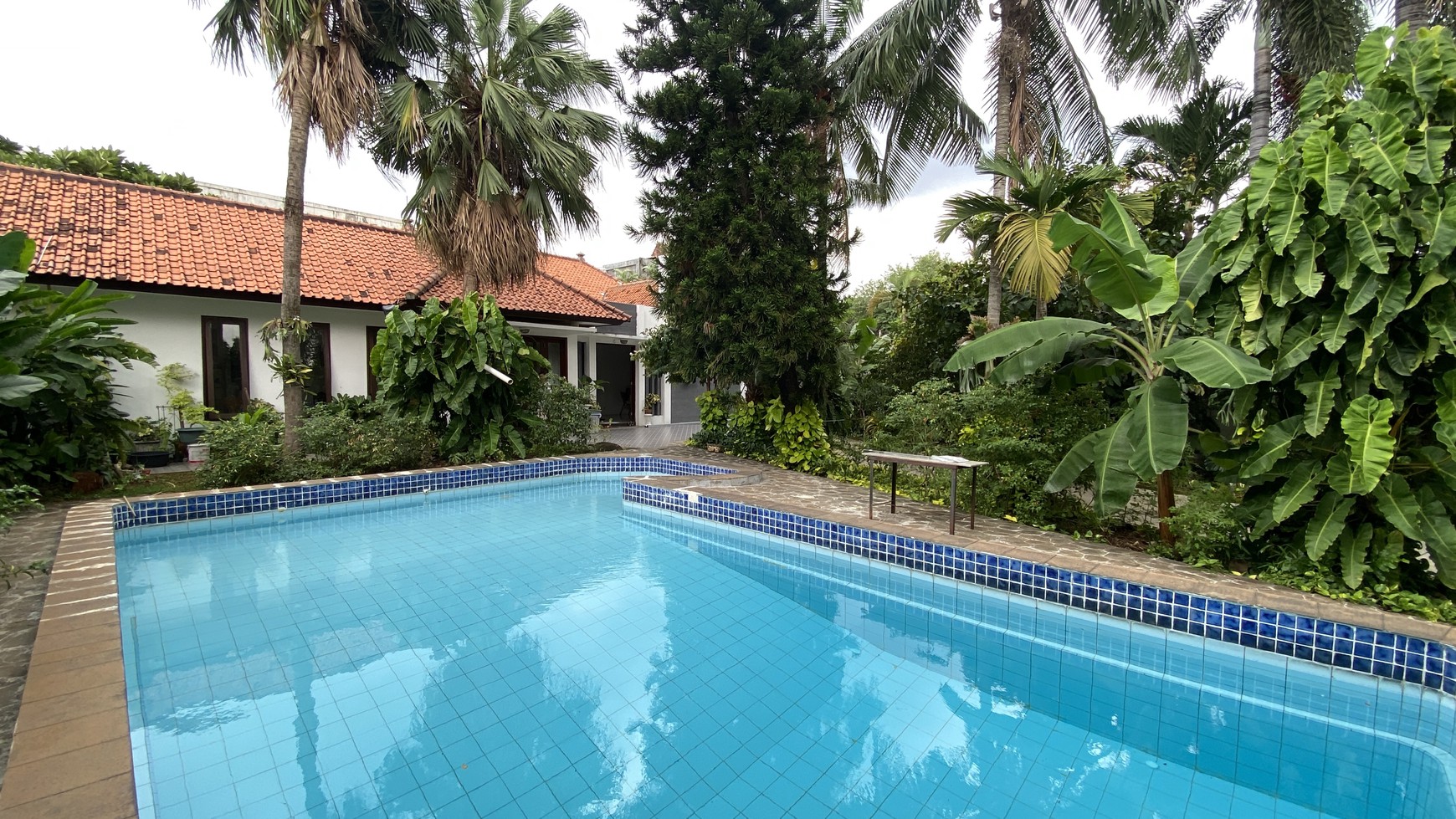 Rumah dengan luas tanah cukup besar, cocok untuk di jadikan sekolah di bangka, jakarta selatan