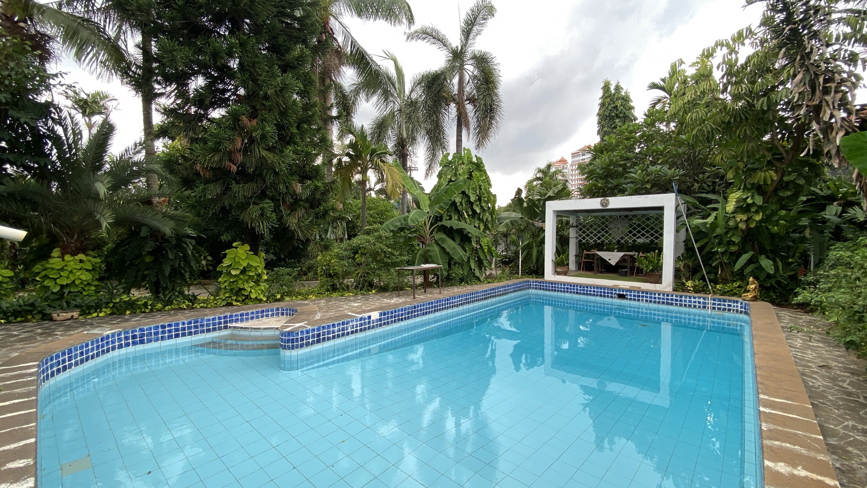 Rumah dengan luas tanah cukup besar, cocok untuk di jadikan sekolah di bangka, jakarta selatan