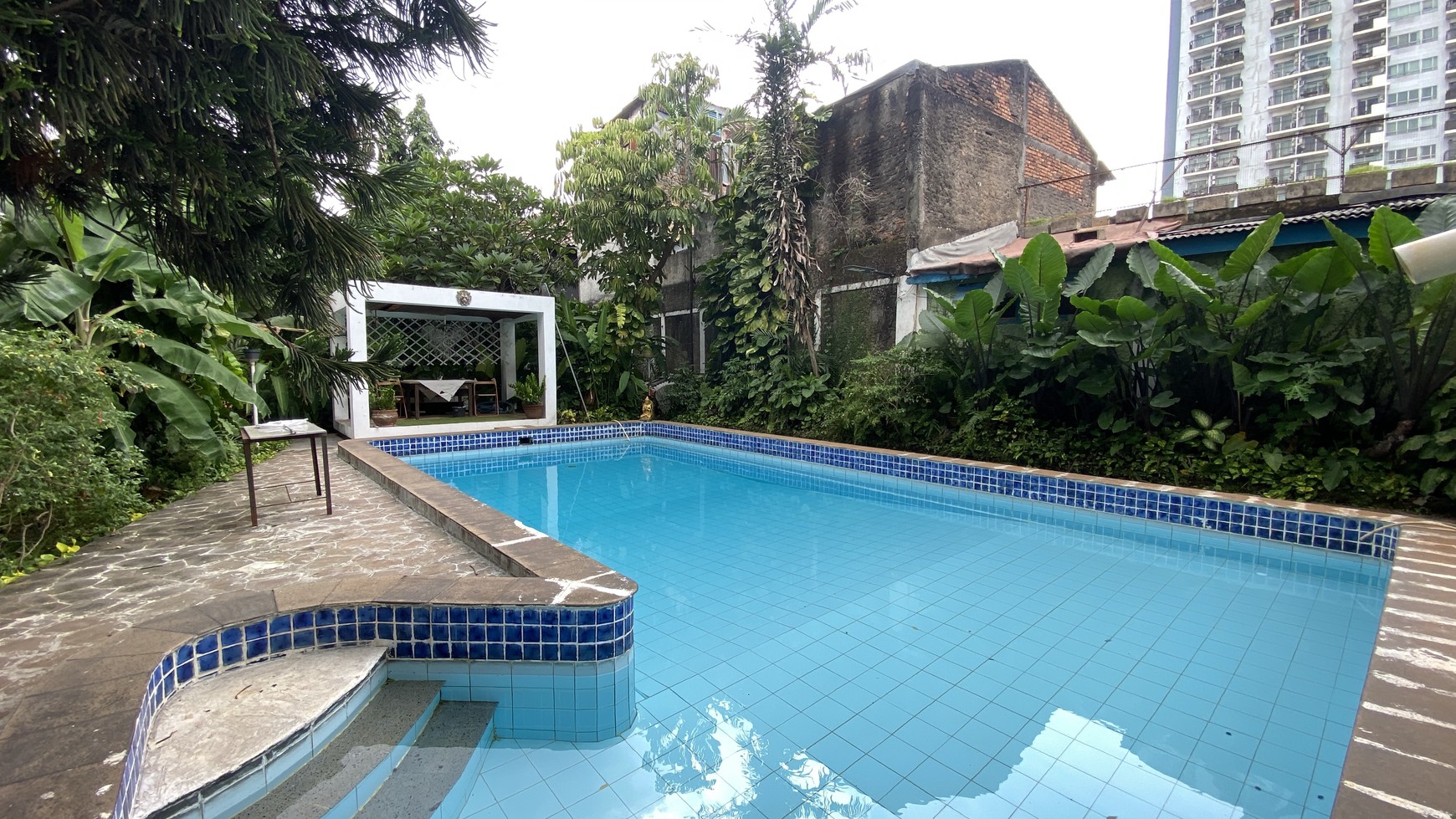 Rumah dengan luas tanah cukup besar, cocok untuk di jadikan sekolah di bangka, jakarta selatan