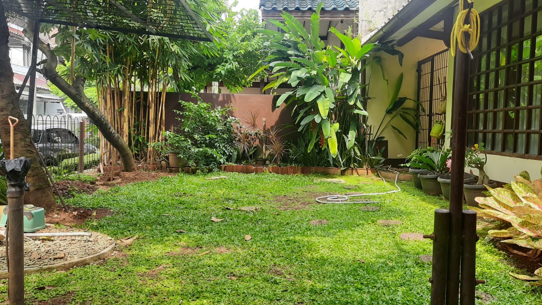Rumah rapih, apik dengan halaman yg Asri, siap huni di Bintaro Sektor 1