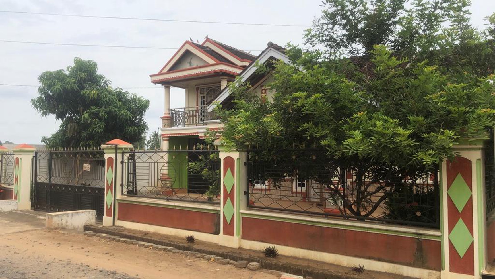 Dijual Rumah dua lantai di Jalan Desa Kibang Kecamatan Metro Kibang Lampung