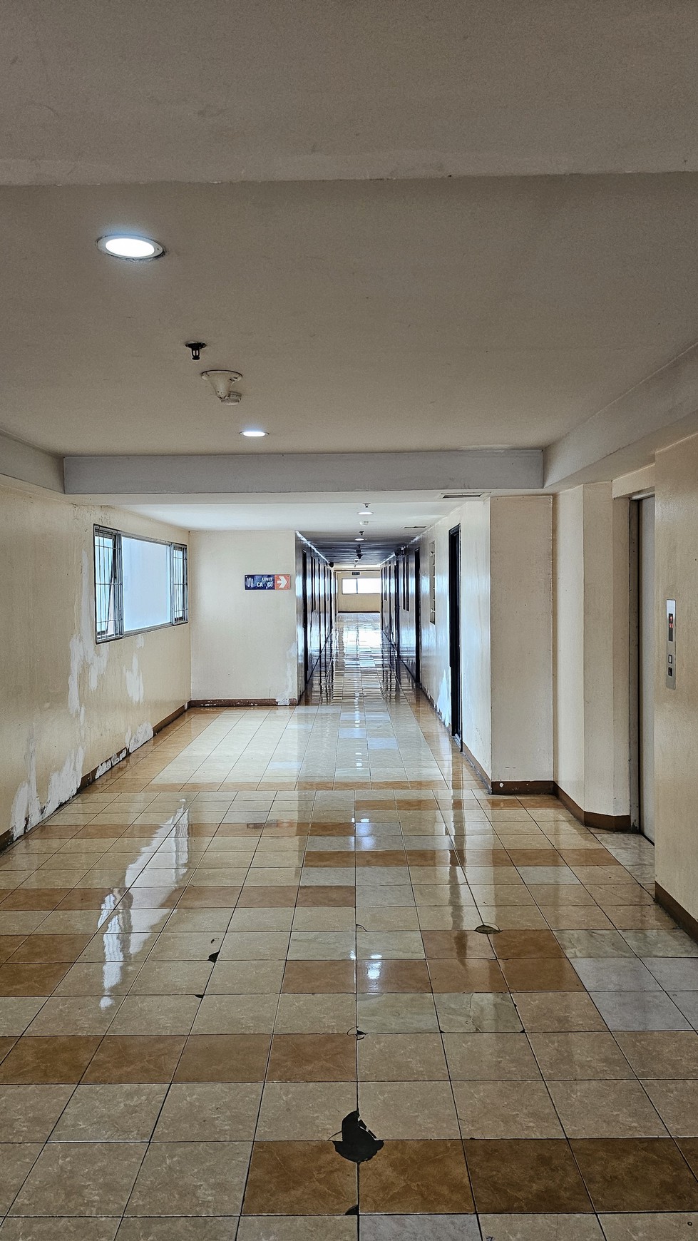 Dijual unit lantai atas apartemen Menara Latumenten. Jakarta Barat