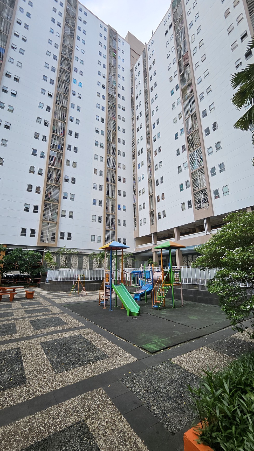 Dijual unit lantai atas apartemen Menara Latumenten. Jakarta Barat