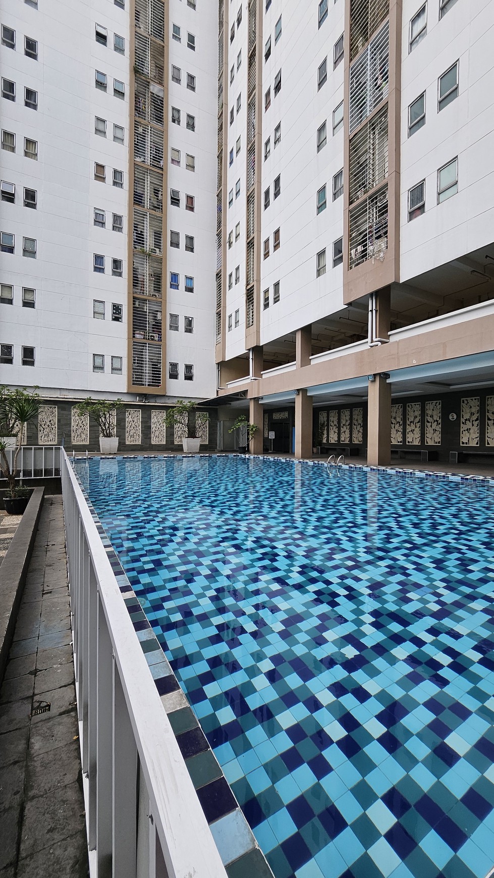 Dijual unit lantai atas apartemen Menara Latumenten. Jakarta Barat