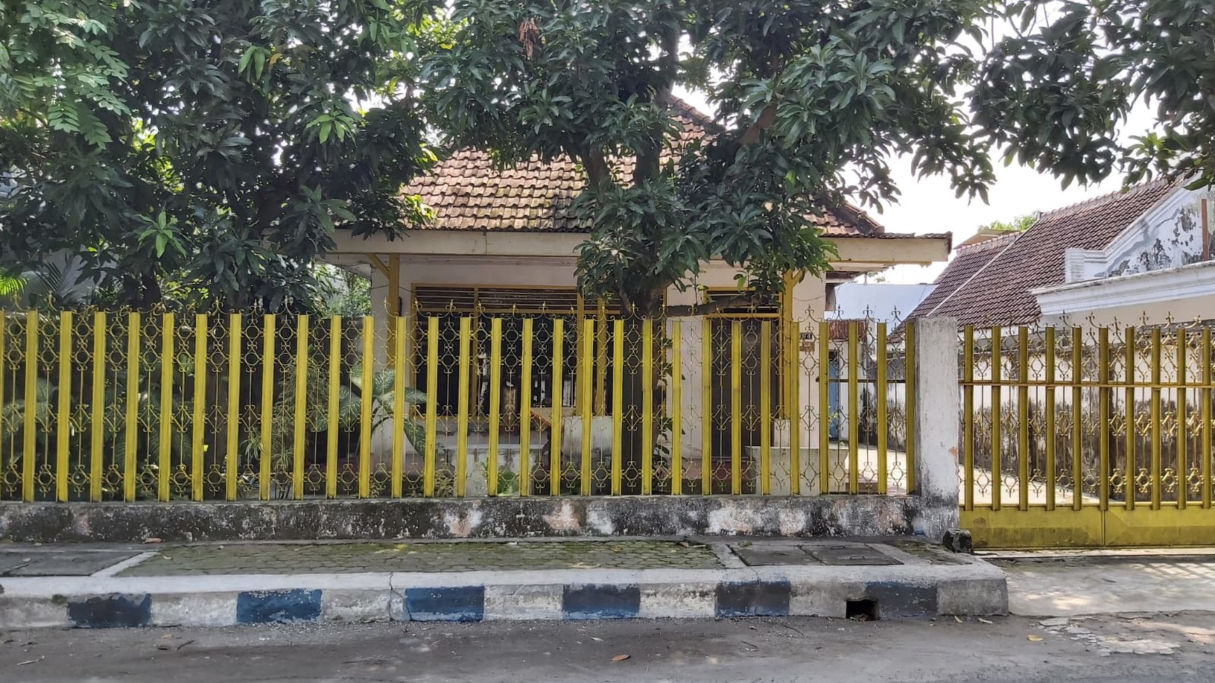 Rumah asri dengan halaman luas di Jombang Kota samping jalan lokasi strategis