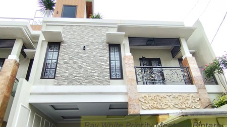 Rumah Hook 3 Lantai dengan Rooftop di Jl Kebagusan, Pasar Minggu, Jaksel