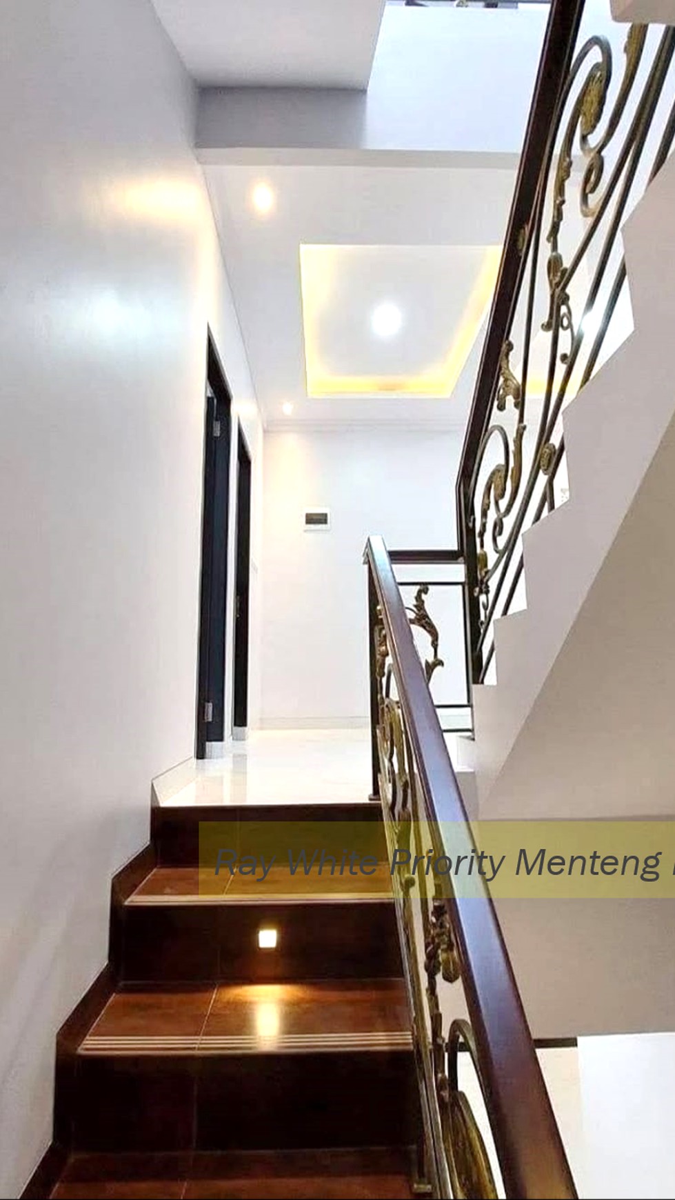 Rumah Hook 3 Lantai dengan Rooftop di Jl Kebagusan, Pasar Minggu, Jaksel