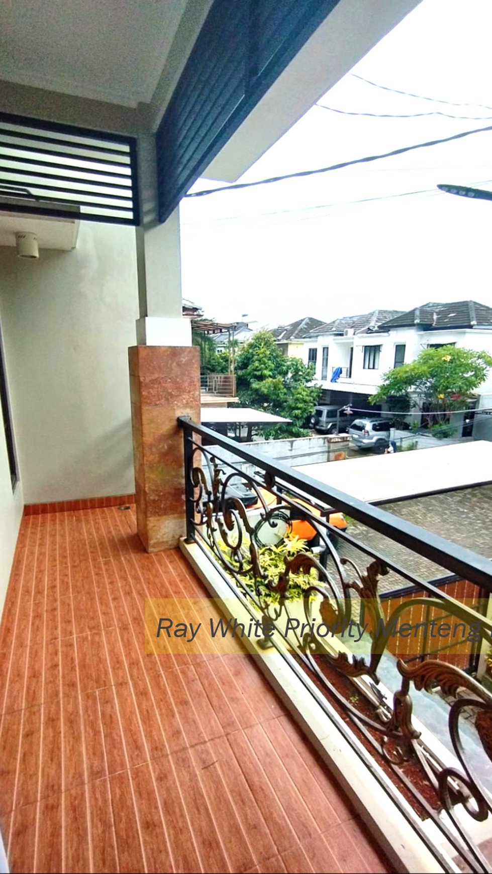 Rumah Hook 3 Lantai dengan Rooftop di Jl Kebagusan, Pasar Minggu, Jaksel