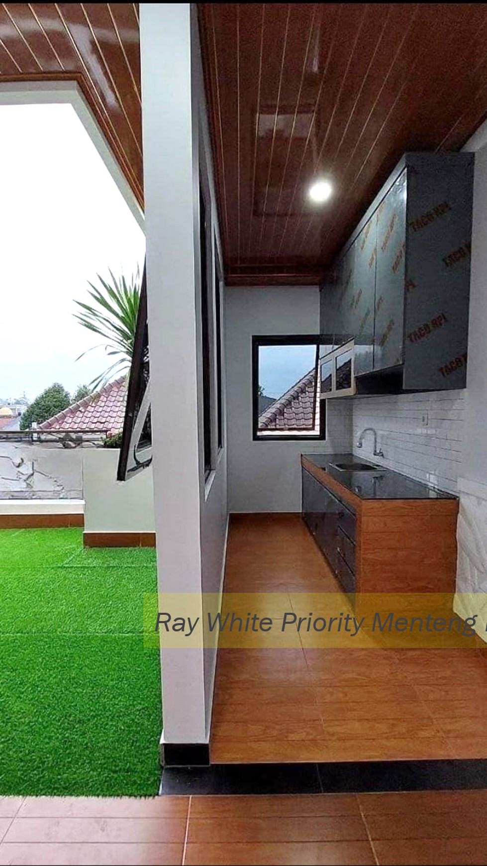 Rumah Hook 3 Lantai dengan Rooftop di Jl Kebagusan, Pasar Minggu, Jaksel