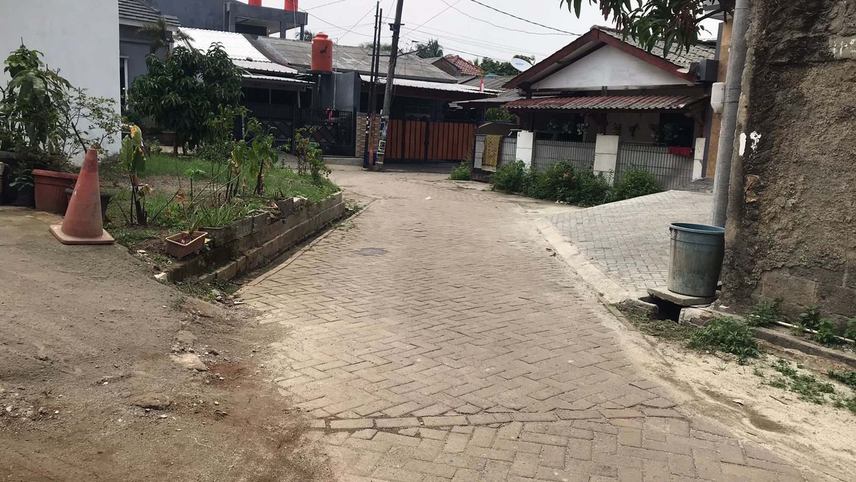 Rumah Lokasi Strategis dengan Halaman Luas dan Strategis @Pinang, Tangerang