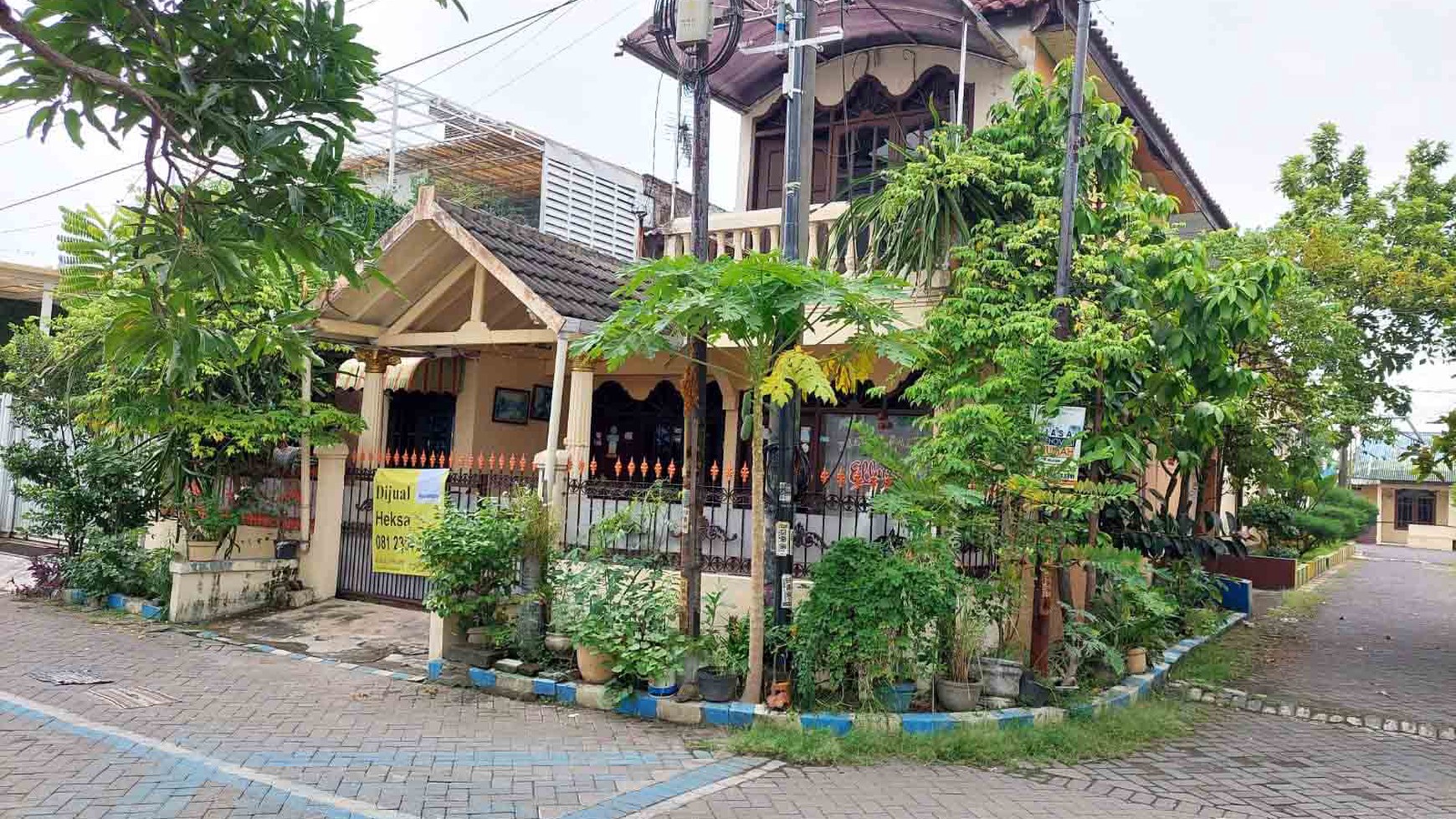 Rumah di Griya Kebraon Utara Surabaya Barat, 2 Lantai, Bagus + Terawat, Hook/Pojokan, Siap Huni - HS -