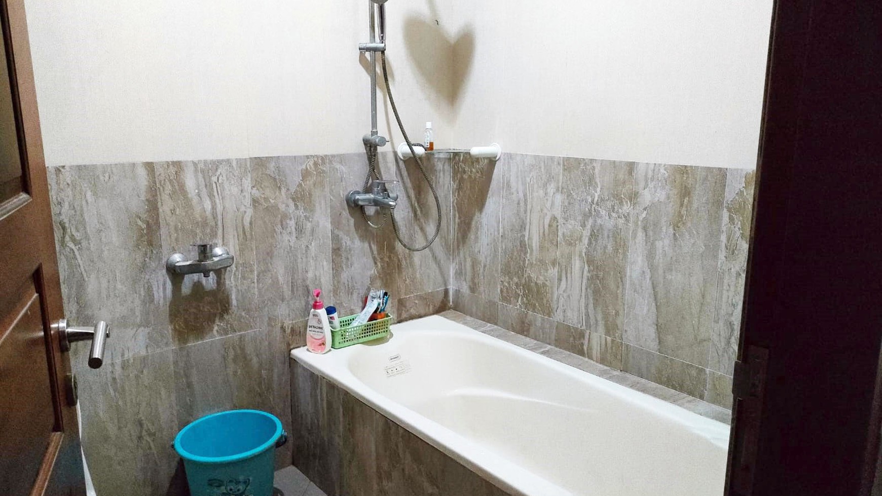 Rumah di Perum Juanda Regency Sidoarjo, 1.5 Lantai, Hook/Pojokan, Dekat Bandara, Siap Huni - RI -