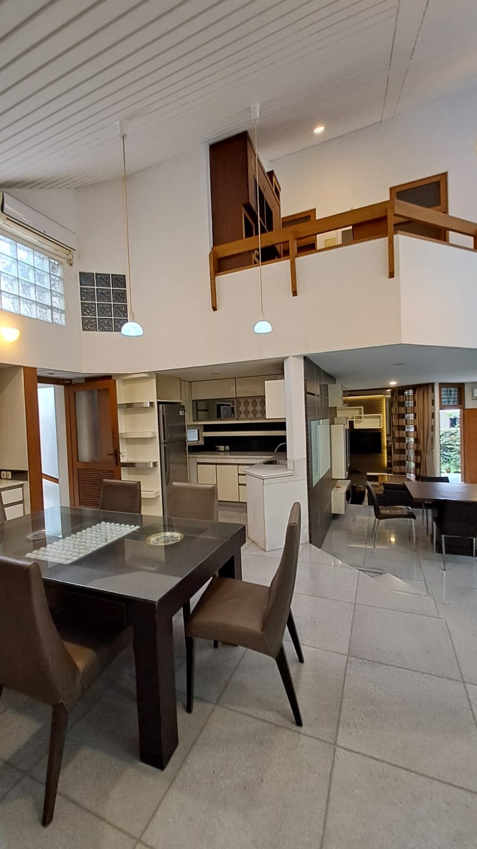Rumah Modern Cocok untuk Tempat Tinggal dan Usaha Area Gandaria