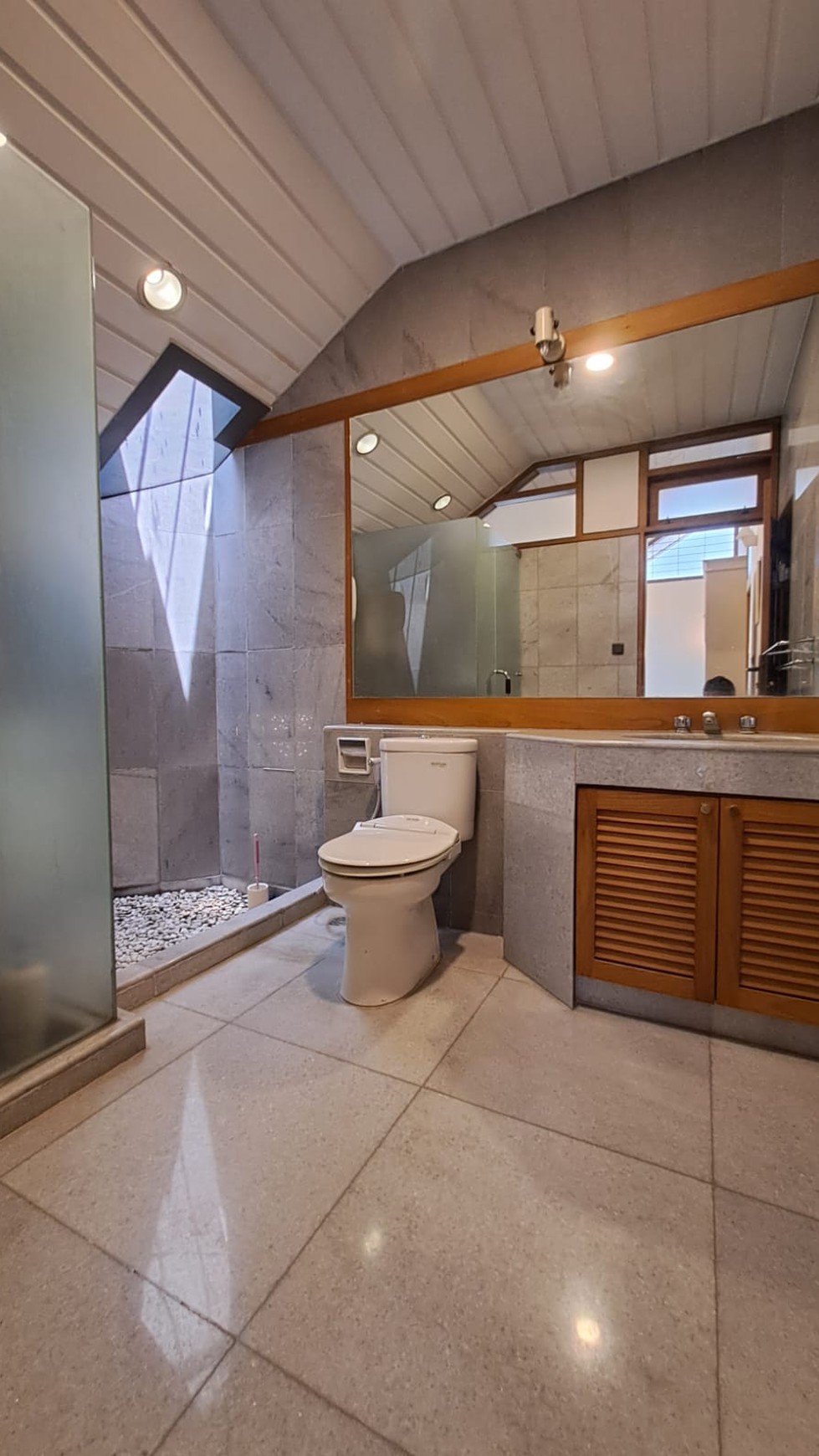 Rumah Modern Cocok untuk Tempat Tinggal dan Usaha Area Gandaria