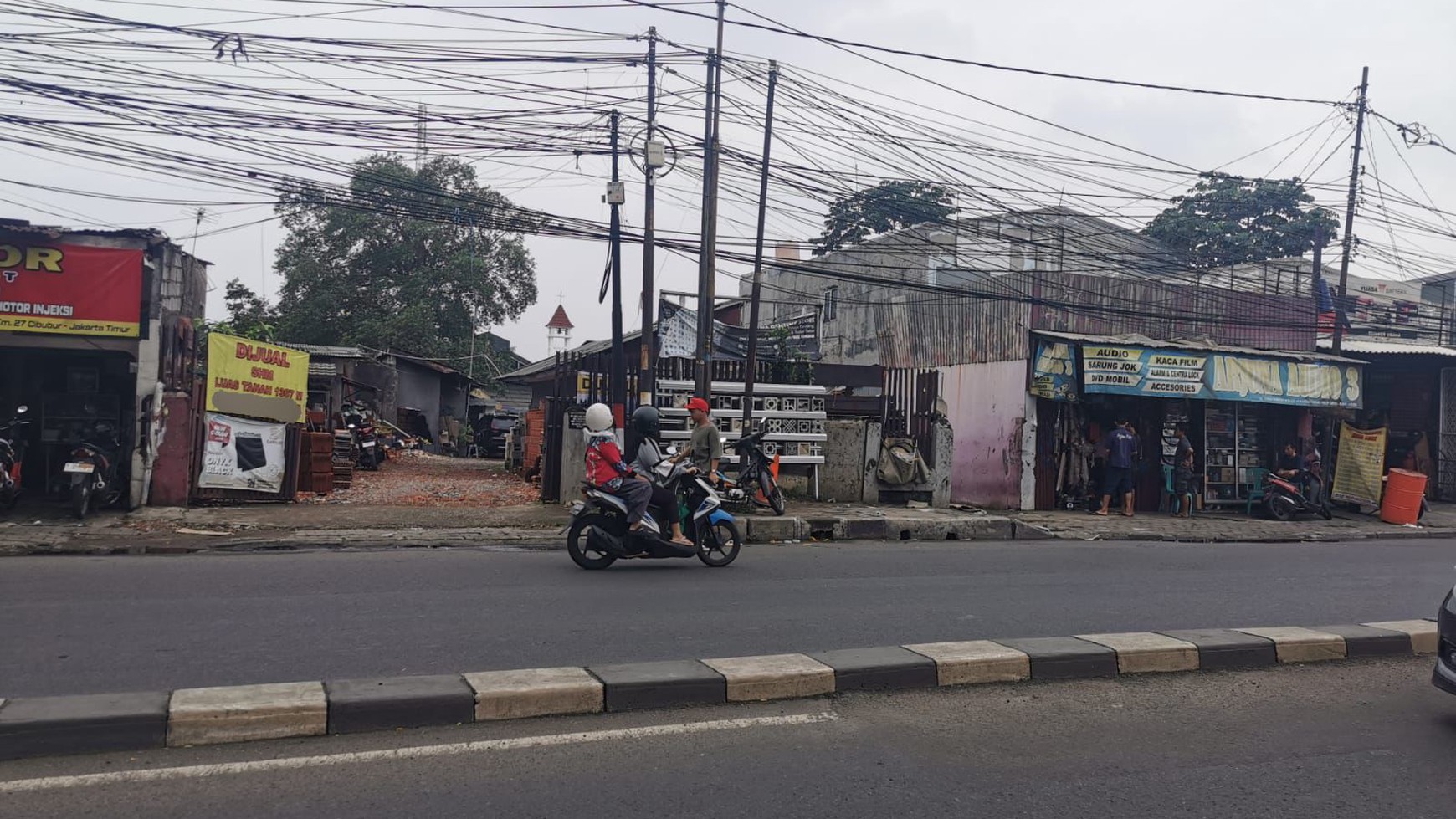 TANAH DENGAN MUKA LEBAR DI JALAN RAYA BOGOR COCOK UNTUK USAHA