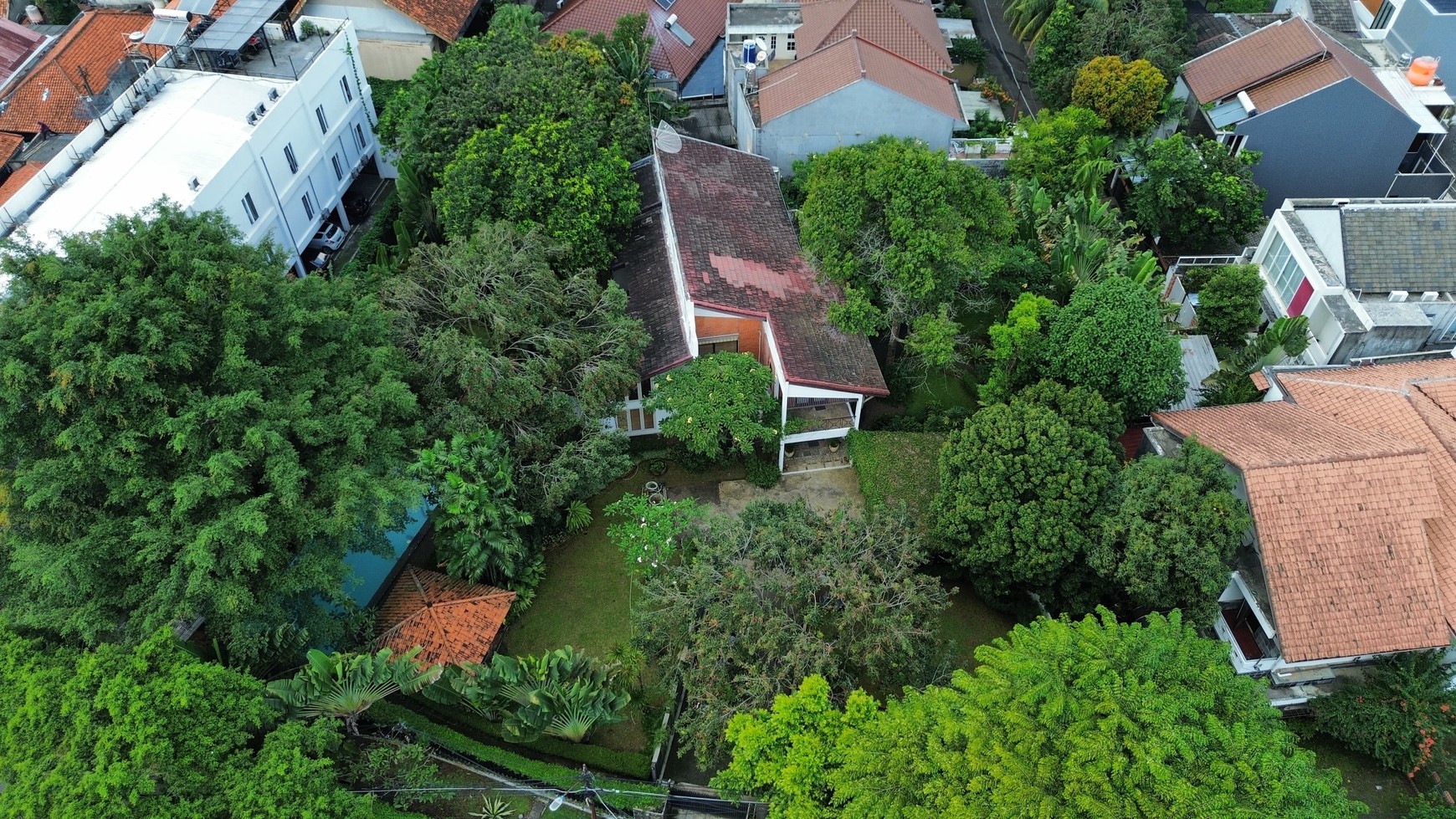 Dijual rumah asri dan terawat dengan halaman sangat luas di Cilandak Permai Raya