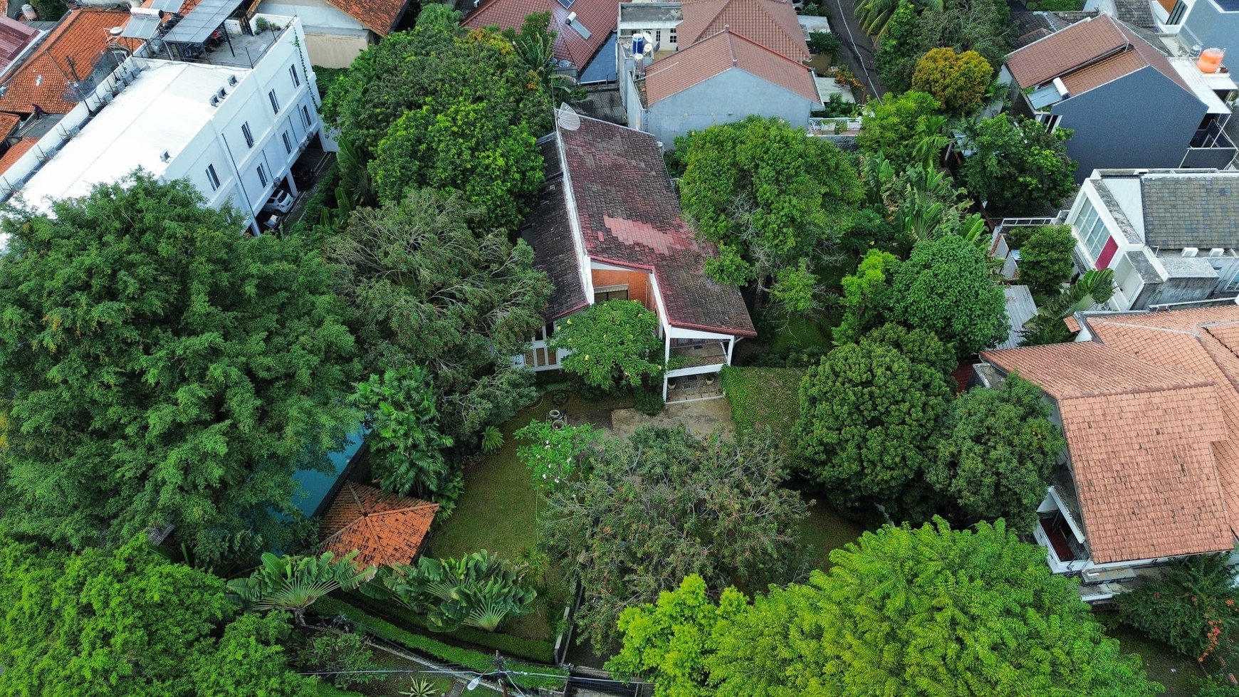 DI JUAL Rumah asri dan terawat dengan halaman sangat luas di Cilandak Barat