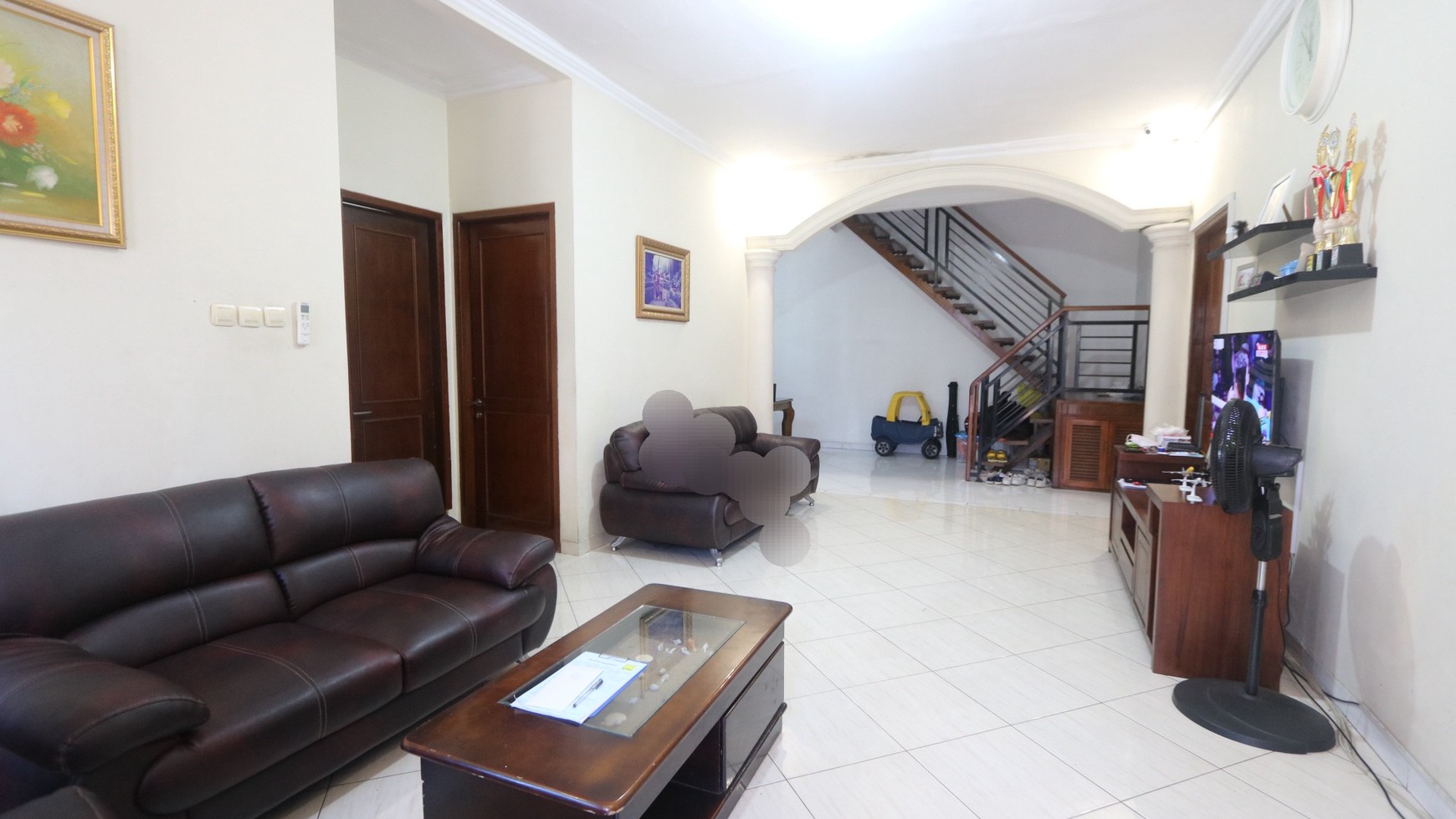 DIJUAL RUMAH HOMEY & COZY DI LOKASI STRATEGIS & ASRI CIRENDEU, BISA UNTUK KANTOR, USAHA / A homey & strategic house in Cirendeu FOR SALE