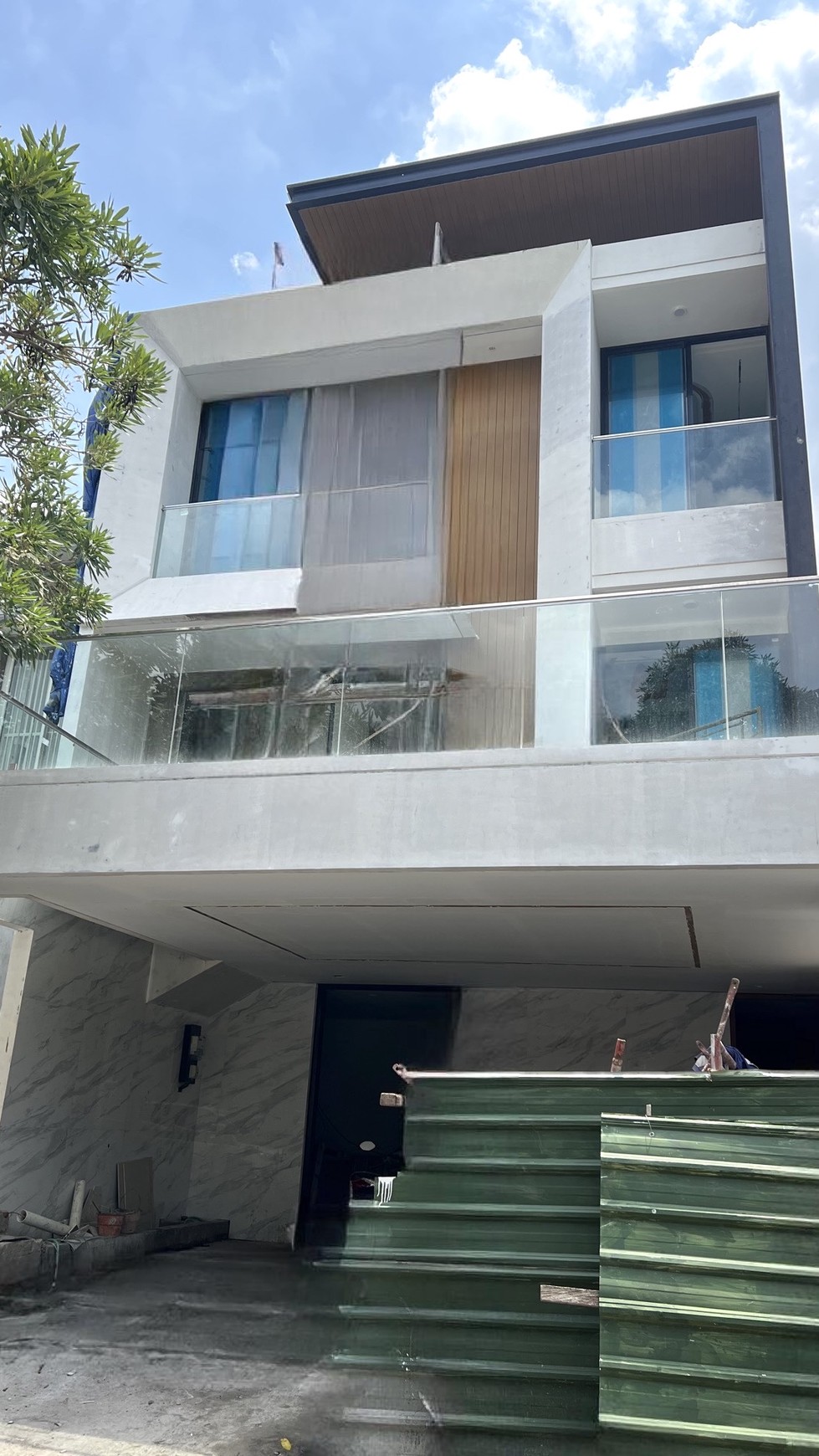 dijual rumah baru mewah 3 lantai pakuwon indah