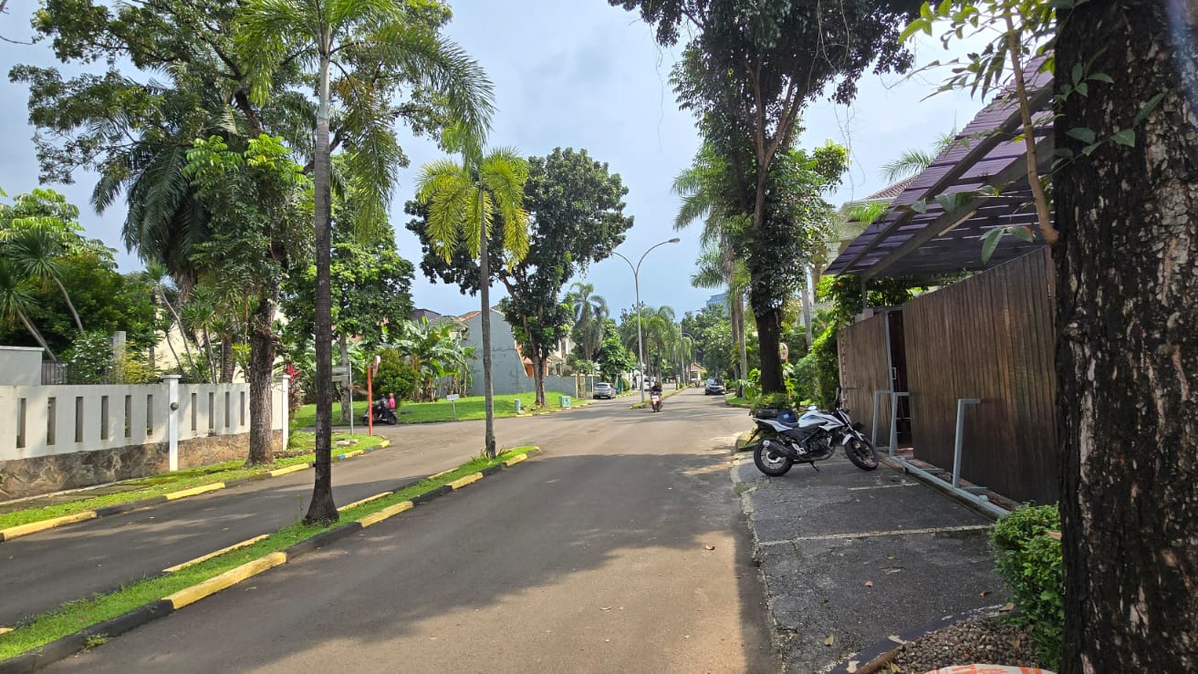 Rumah di PUSPITA LOKA BSD City dengan kolam renang dan lapangan basket