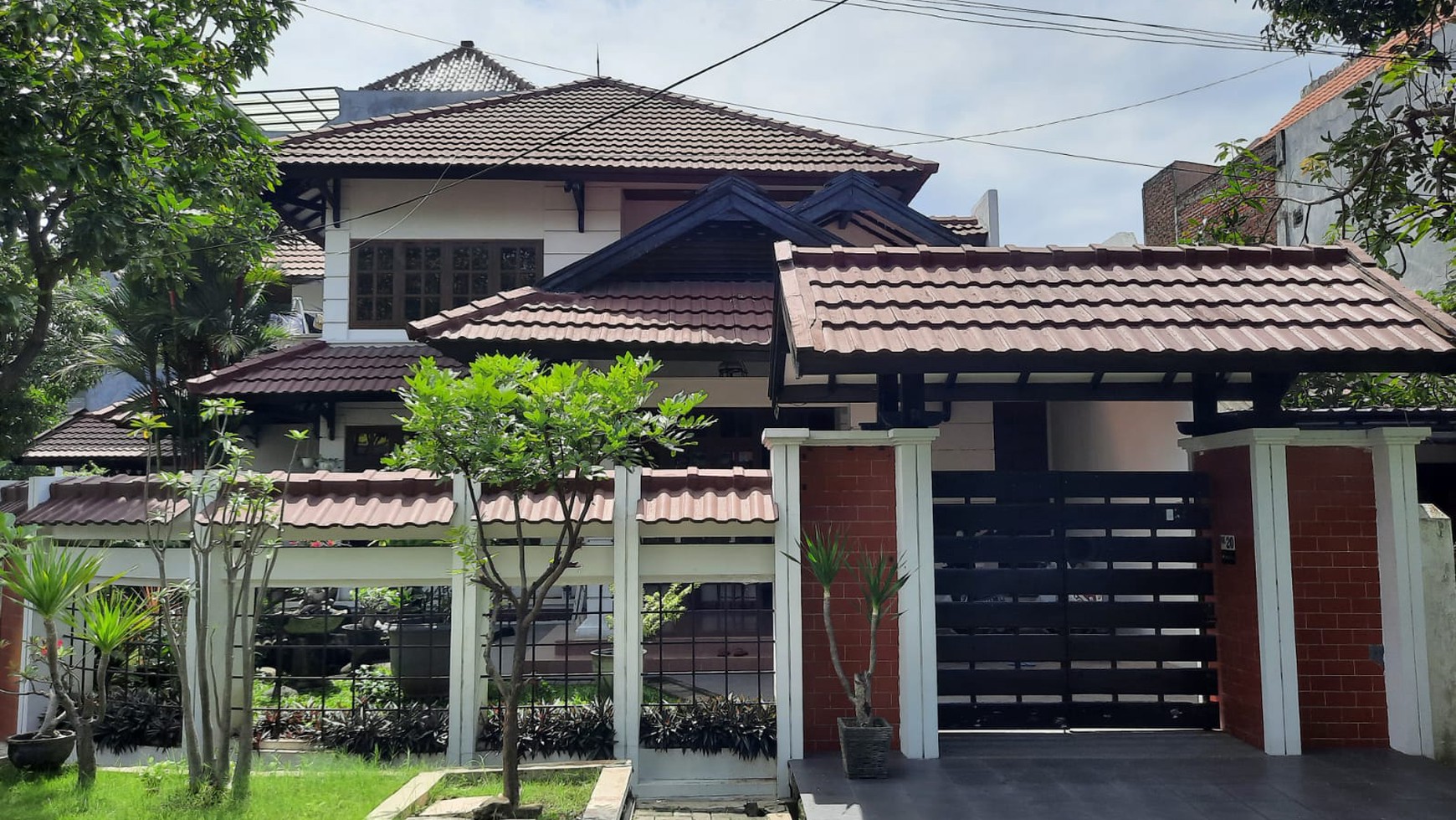 Rumah Siap Huni 2 Lantai SHM Tengah Kota Surabaya Harga Spesial