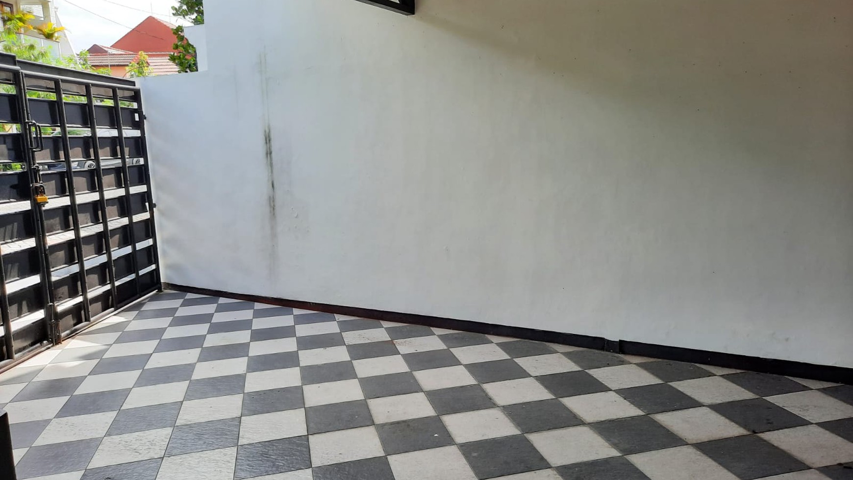 Rumah Siap Huni 2 Lantai SHM Tengah Kota Surabaya Harga Spesial