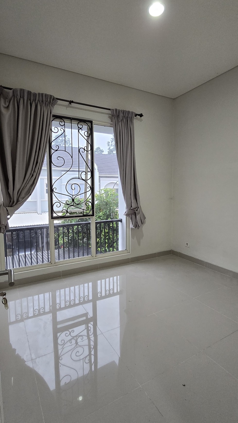 Rumah di Cluster SEVILLA PARK, Kencana Loka BSD CITY, di belakang sekolah Stella Maris