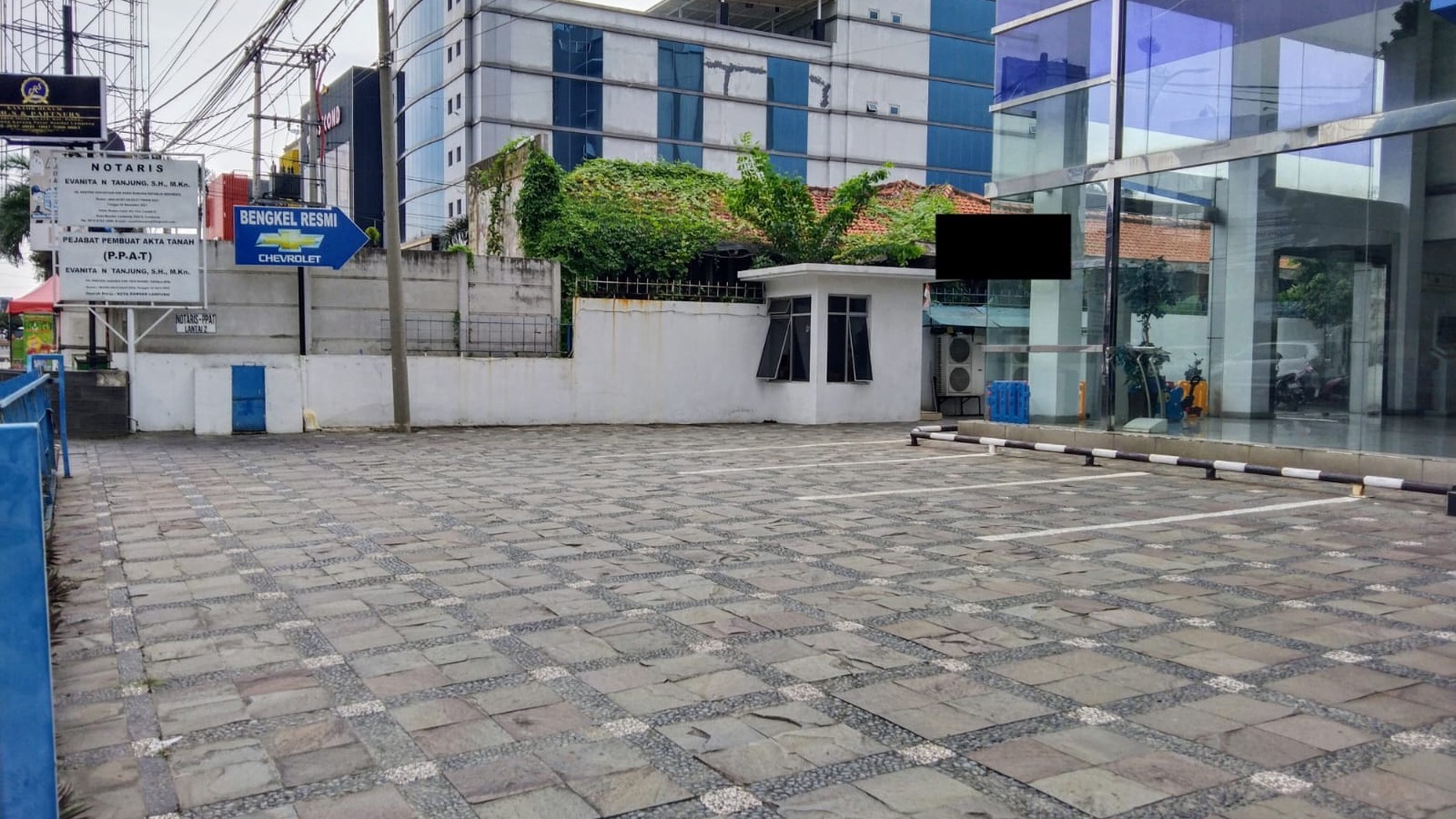 Bangunan Eks Showroom di Pusat Kota Jalan Protokol Radin Intan Bandar Lampung