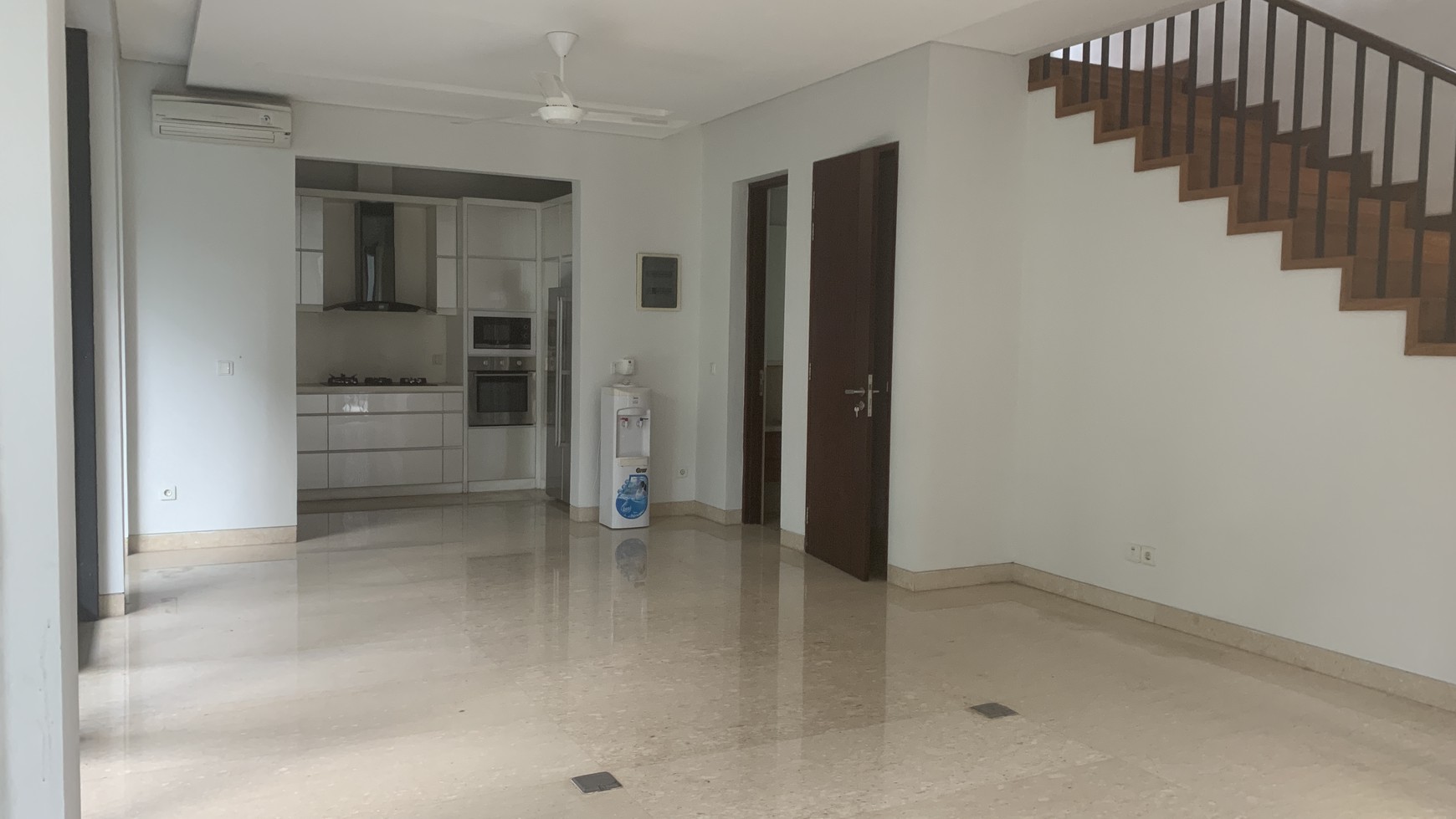 FOR RENT BEAUTIFUL AND MODERN HOUSE AT CIPETE, JAKARTA SELATAN