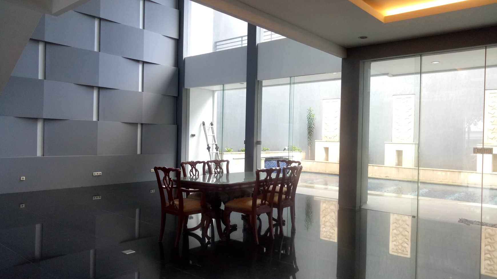 -Good, modern and quite house in area Pondok Indah "The price can be negotiable"--