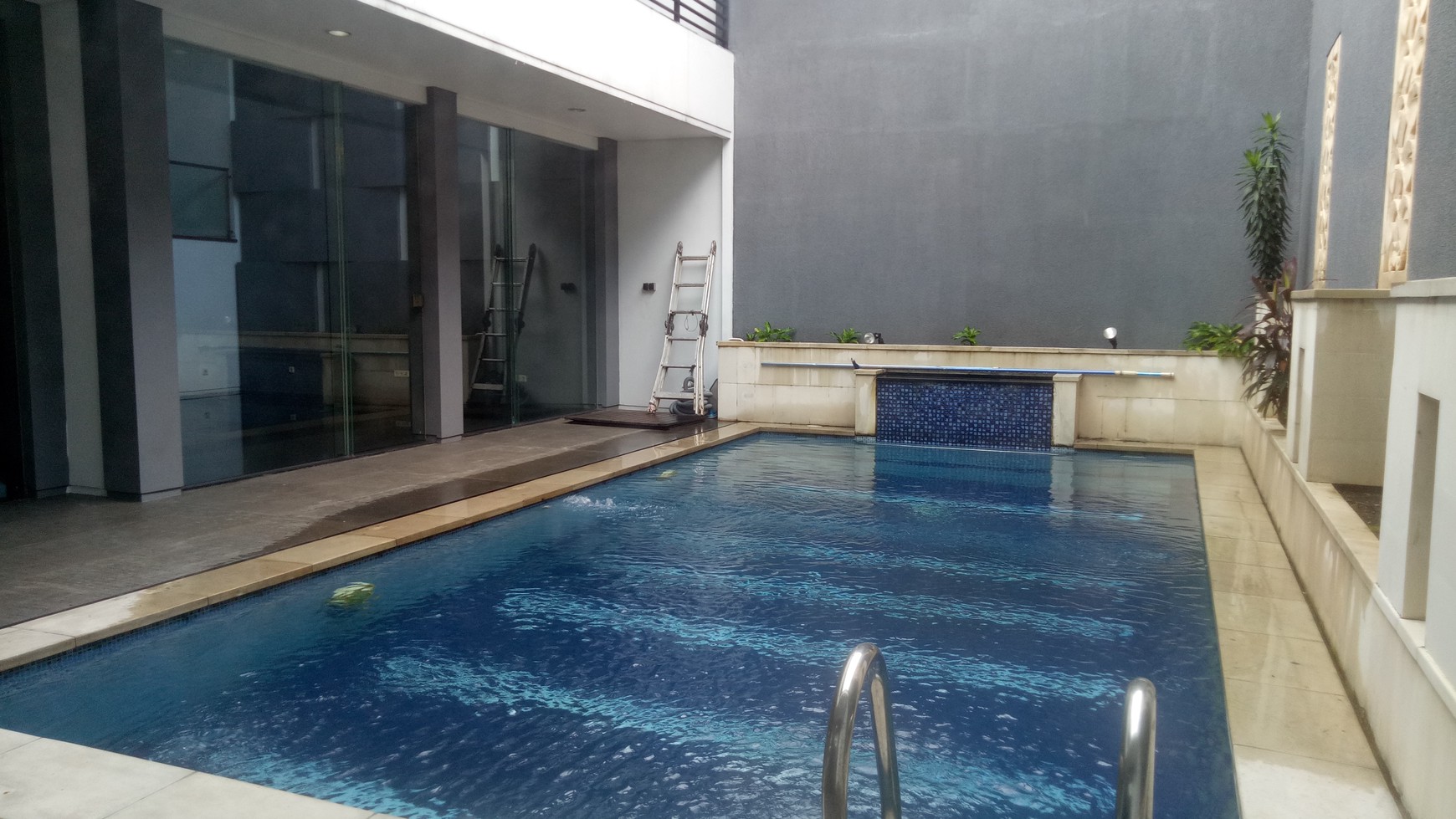 -Good, modern and quite house in area Pondok Indah "The price can be negotiable"--