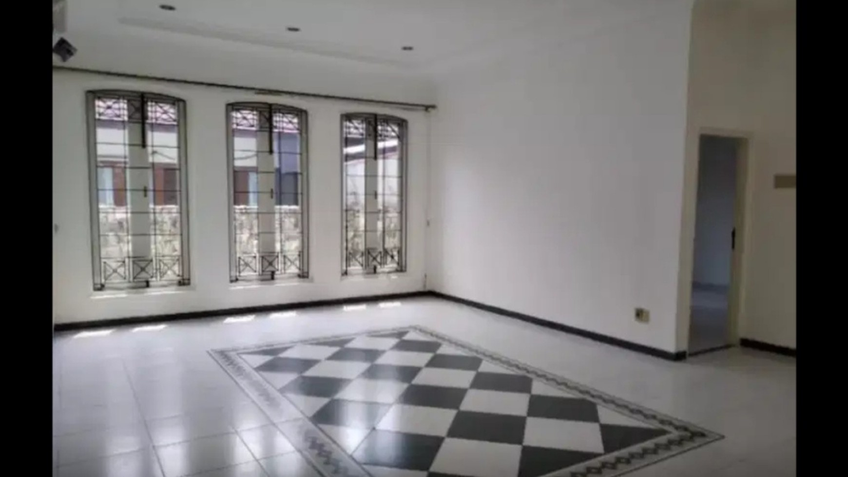 Luxury house in Senayan area ready for Rent