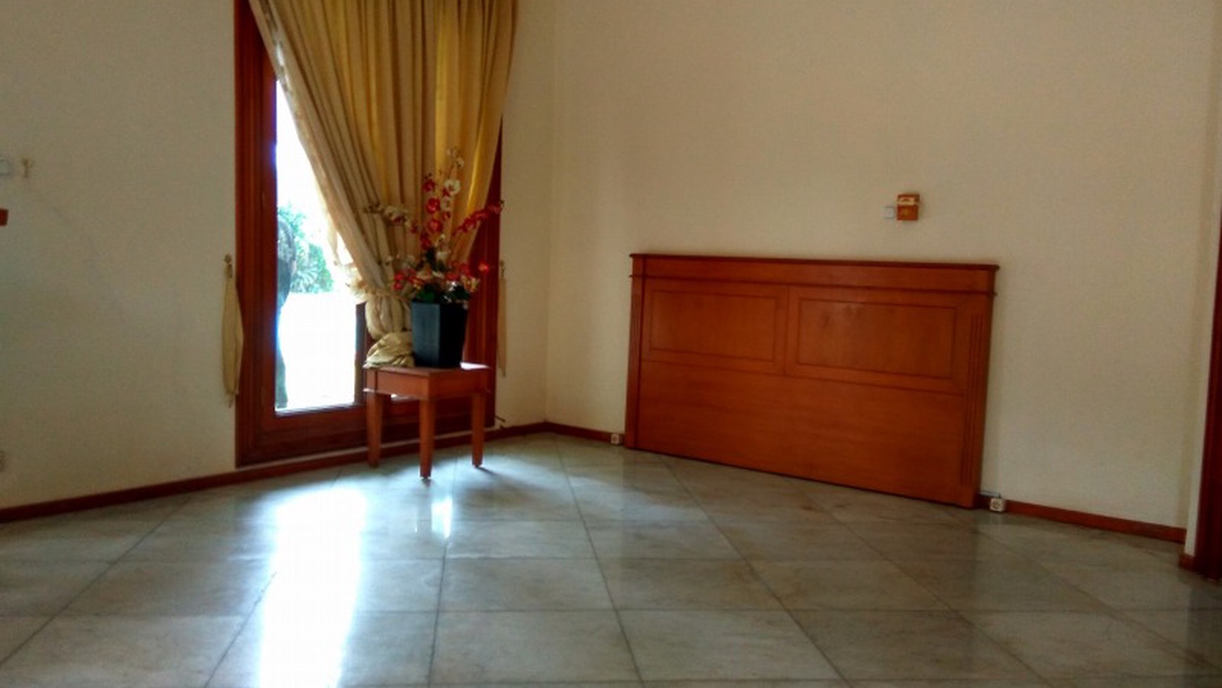 Bright & nice house In Kemang area for expatriat and others "The price can be negotiable"