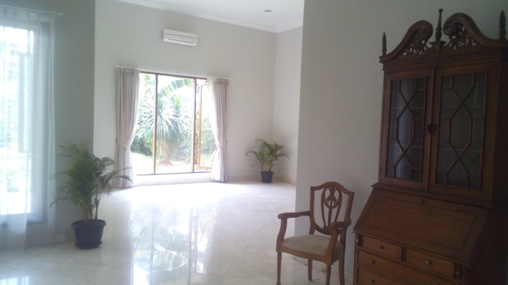 Big House..big Pool...spacious garden in kemang