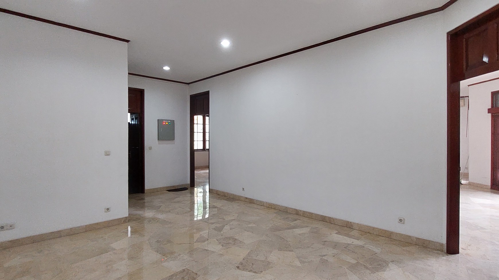 Classic house at Brawijaya area good for expatriate or embassy