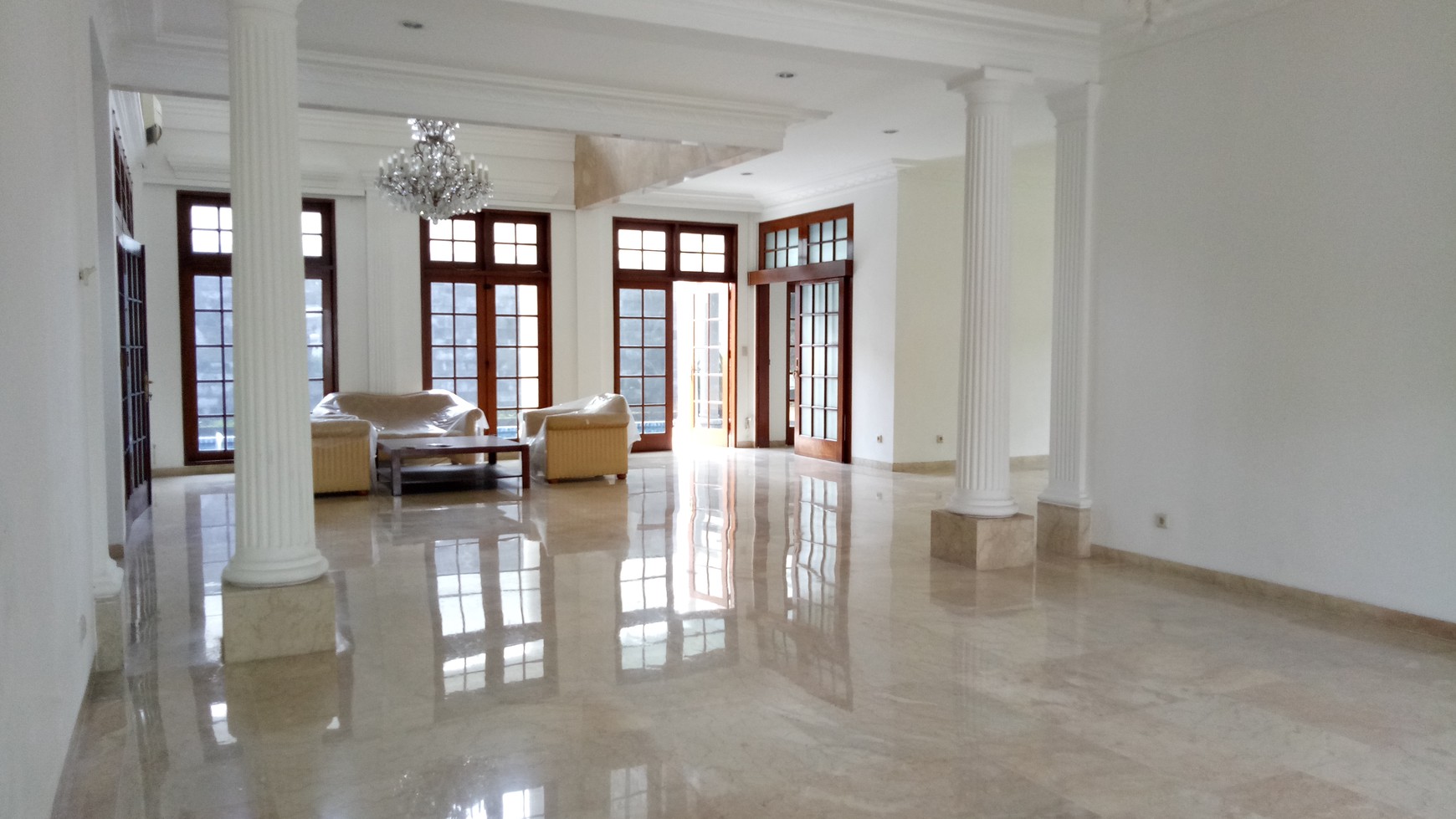 Luxury and huge house suitable for Expatriat ready for rent in area Permata Hijau