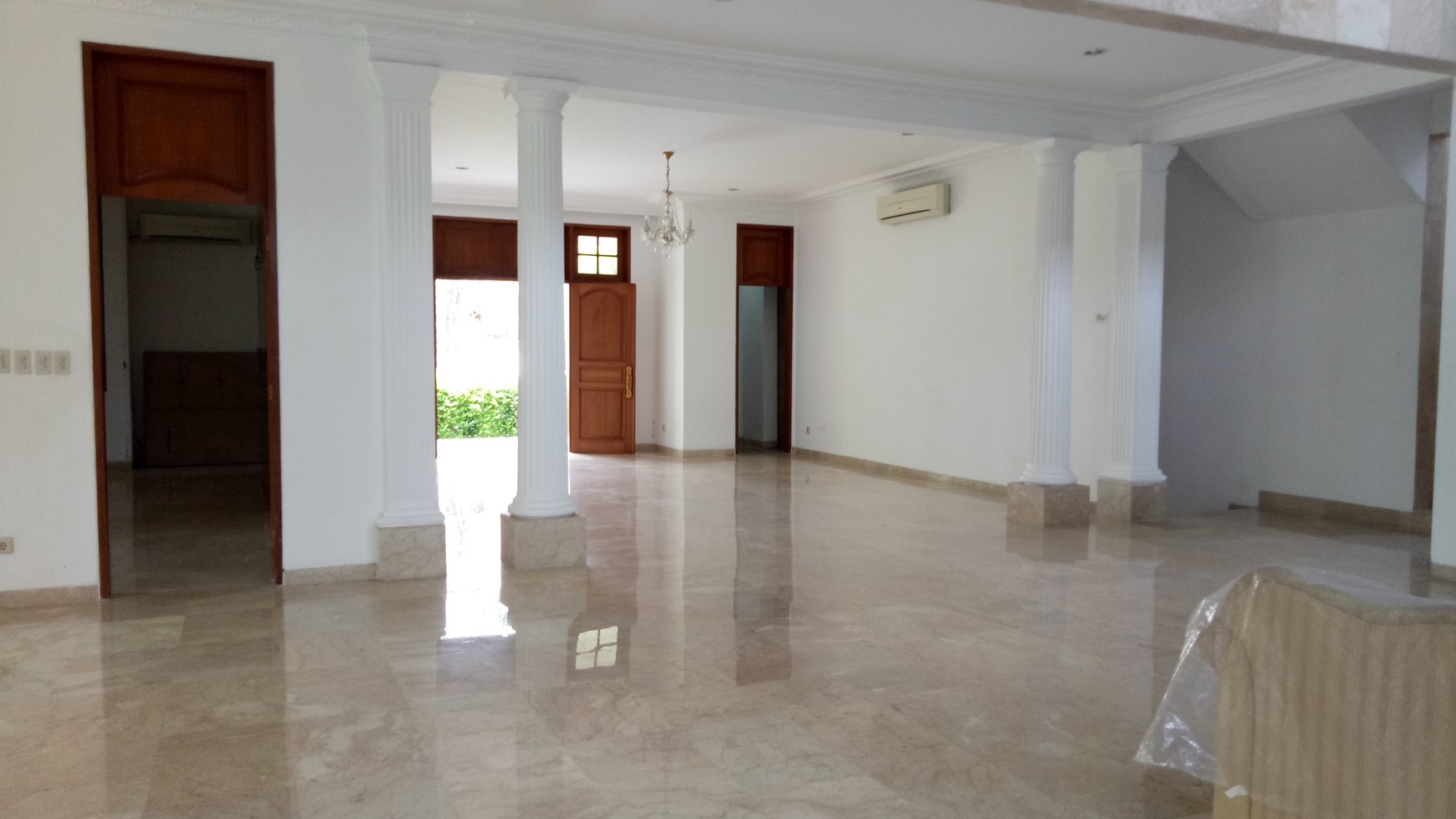 Luxury and Private House in Permata Hijau ready for rent