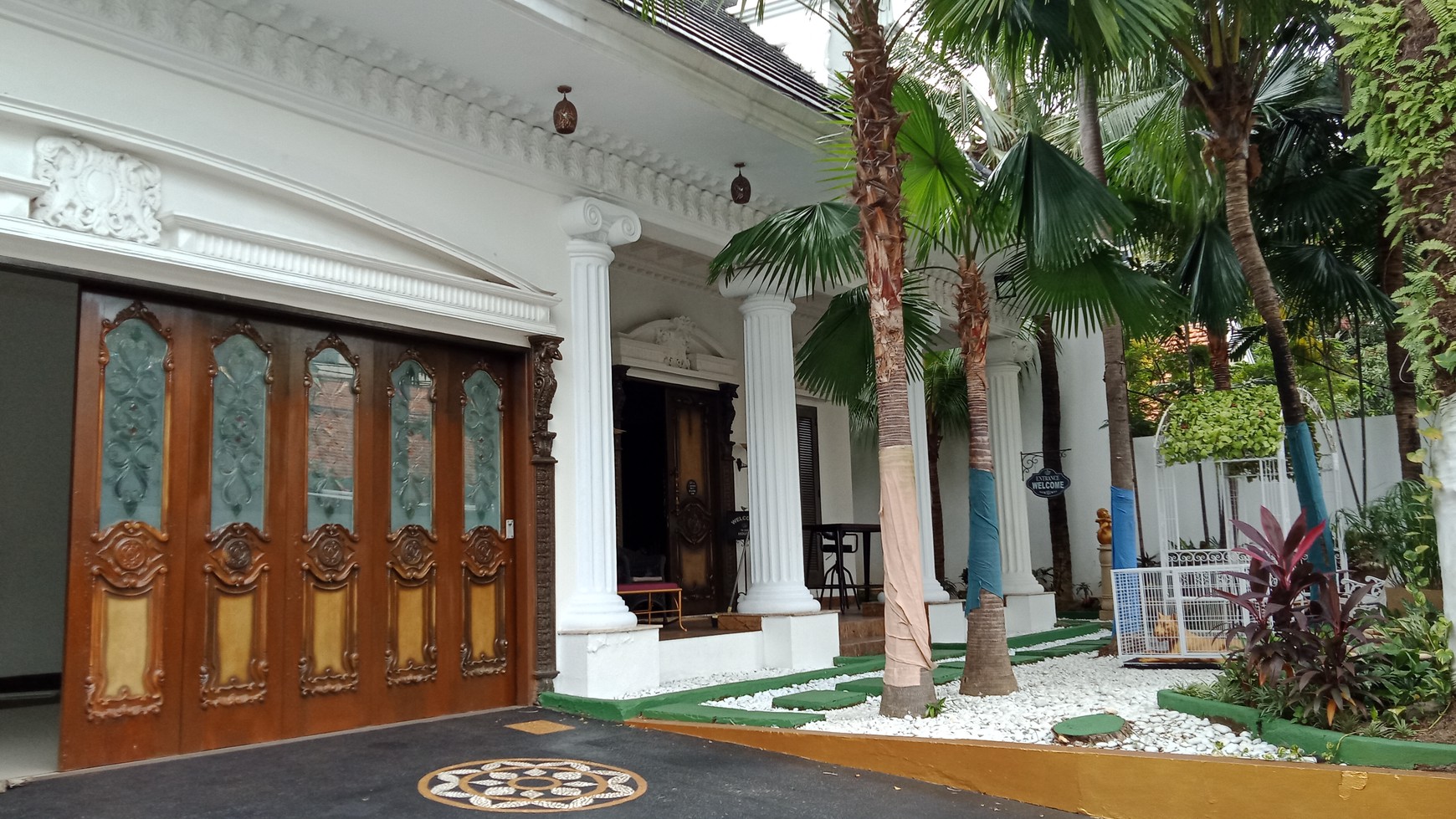 "Limited edition " Luxury house in menteng area for expatriat and other "the price can be negotiable"