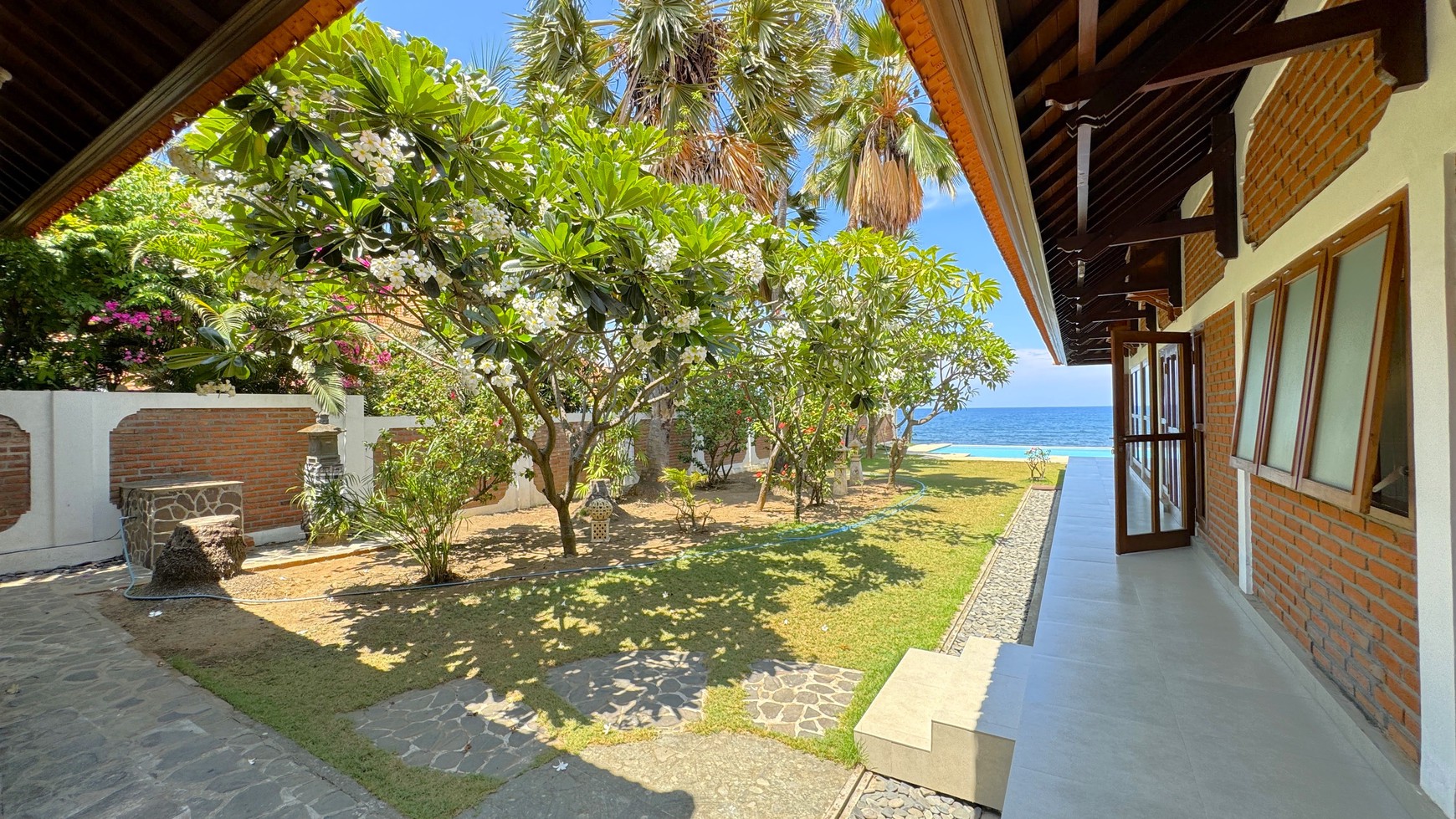 STUNNING BEACHFRONT VILLA IN THE NORTH EAST COST OF BALI