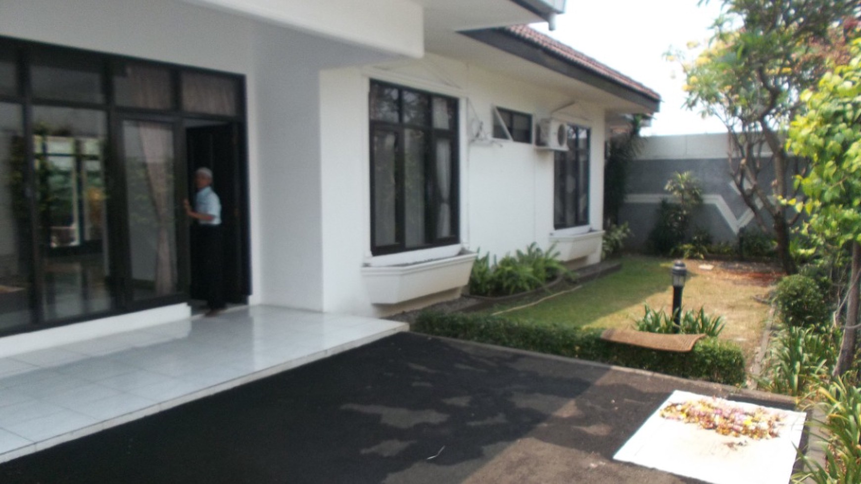 Beautiful house in the prime area of Kemang ready for rent