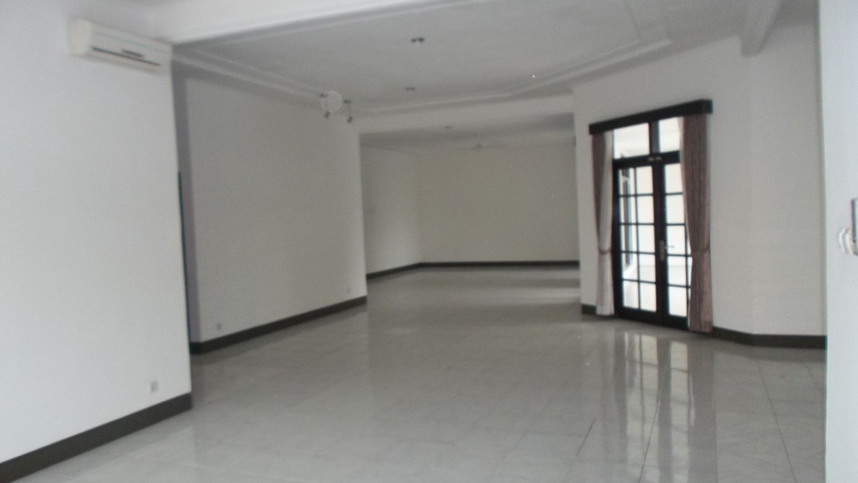 Beautiful house in the prime area of Kemang ready for rent