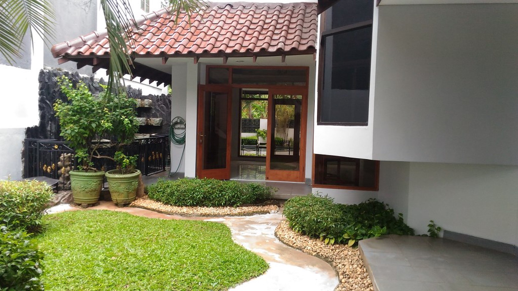 Big and beautiful house at Cipete, South Jakarta, perfect for your family, is ready to rent